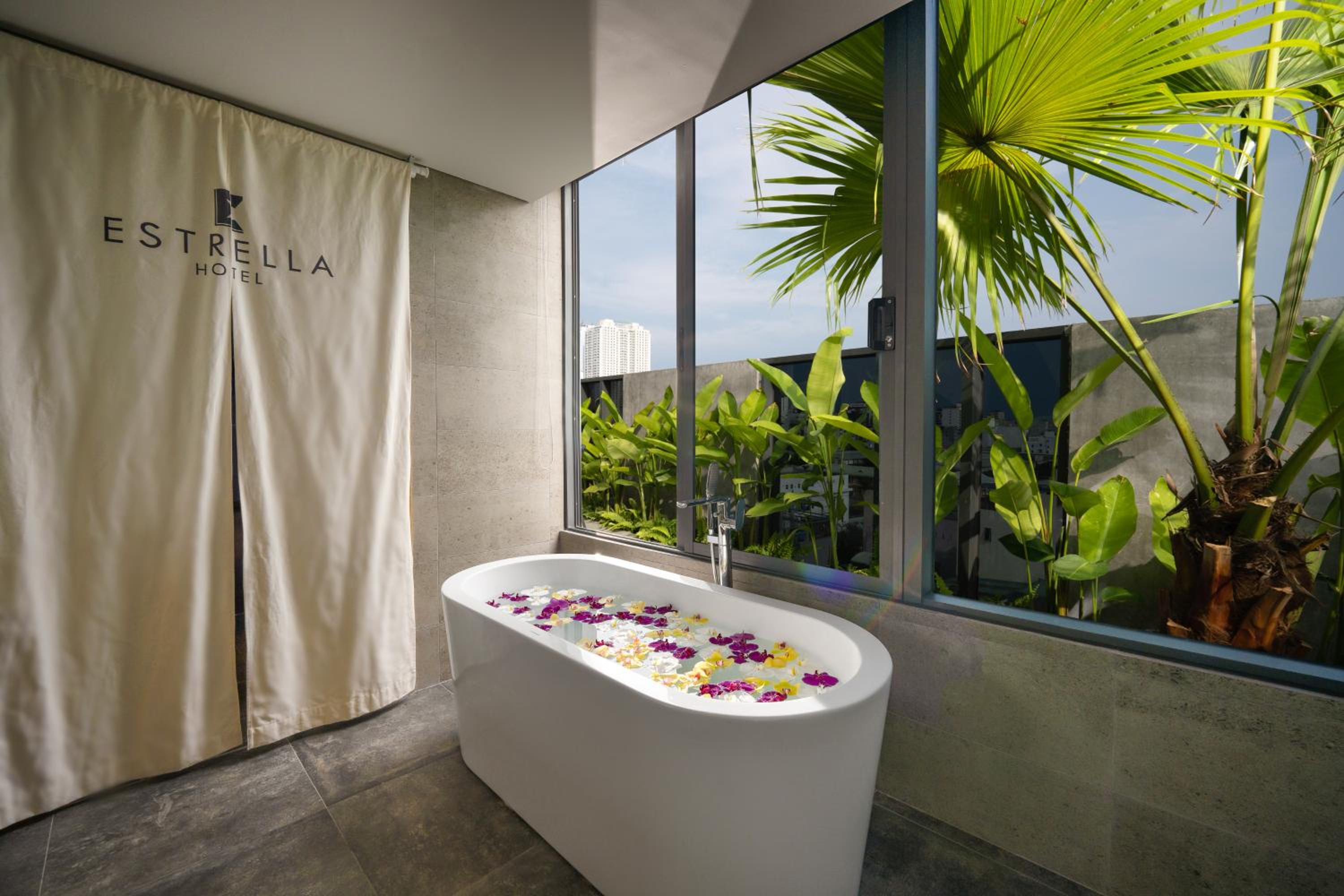 Suite with Outdoor Jacuzzi photo 2