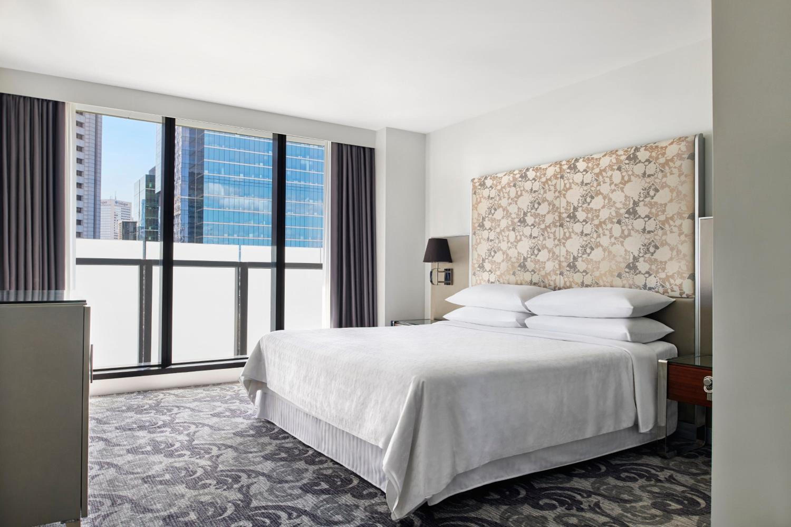 Deluxe Larger King Room with City View