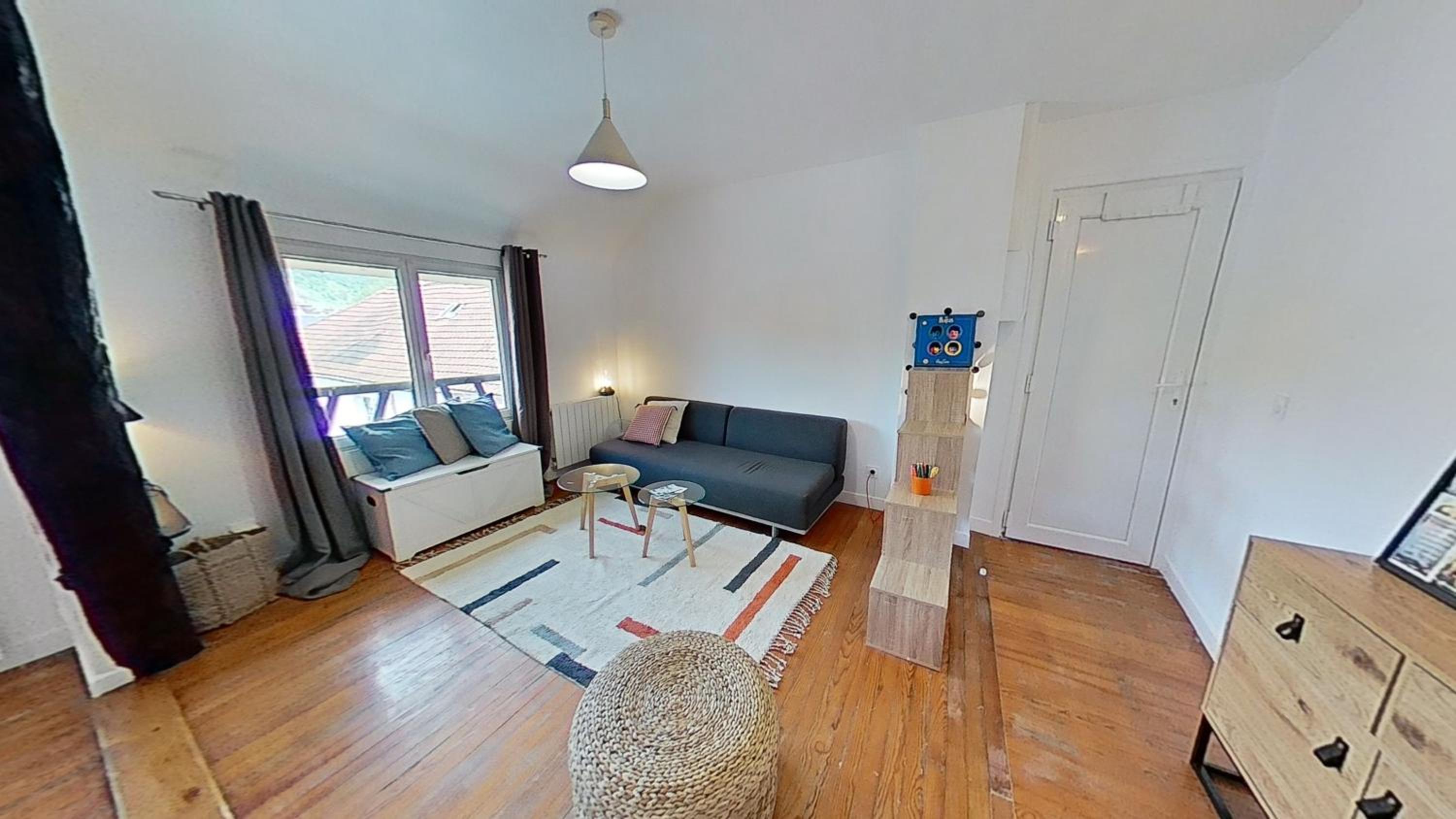 One-Bedroom Apartment photo 1