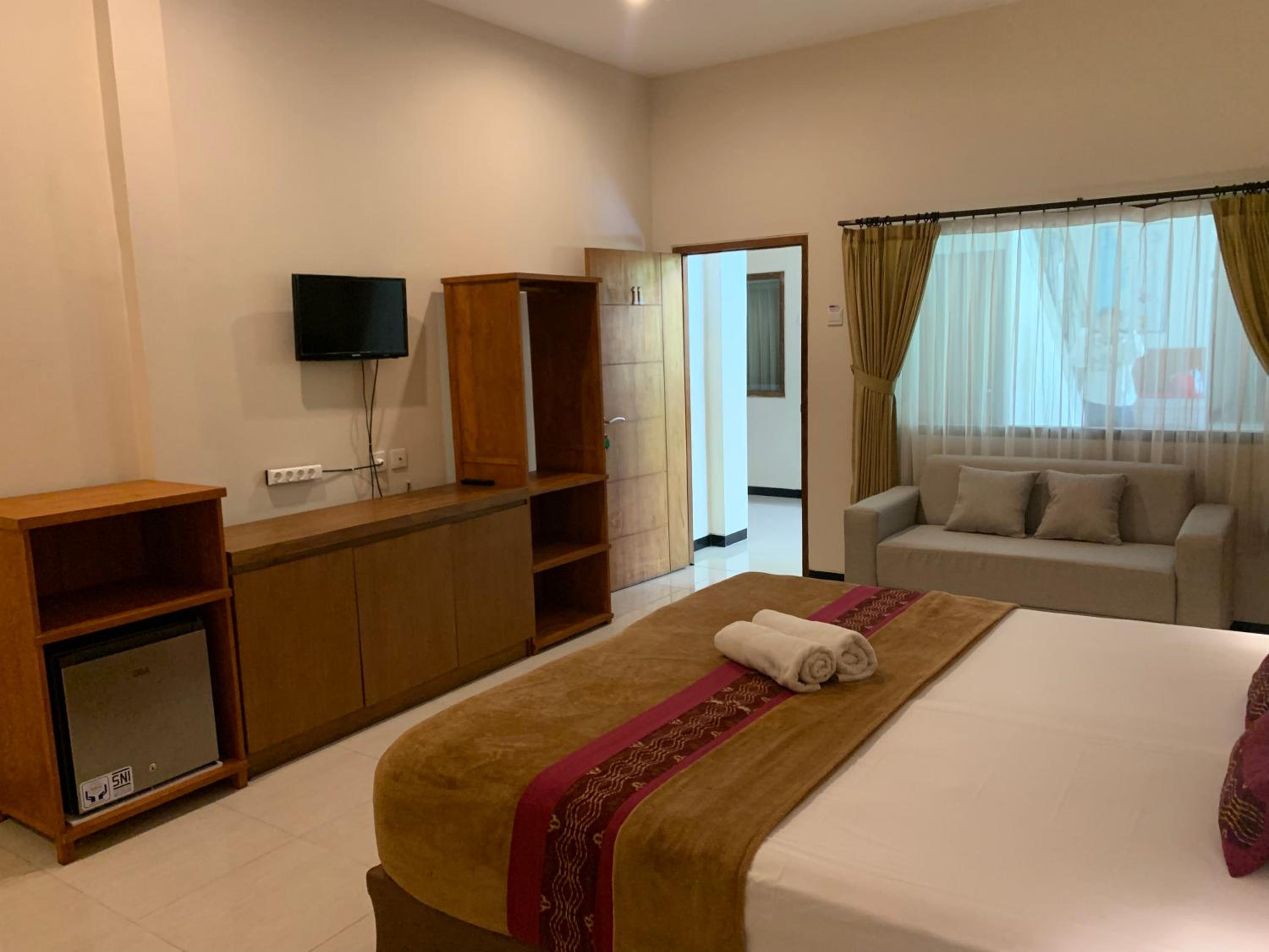 Deluxe Double Room with Balcony - Photo 6
