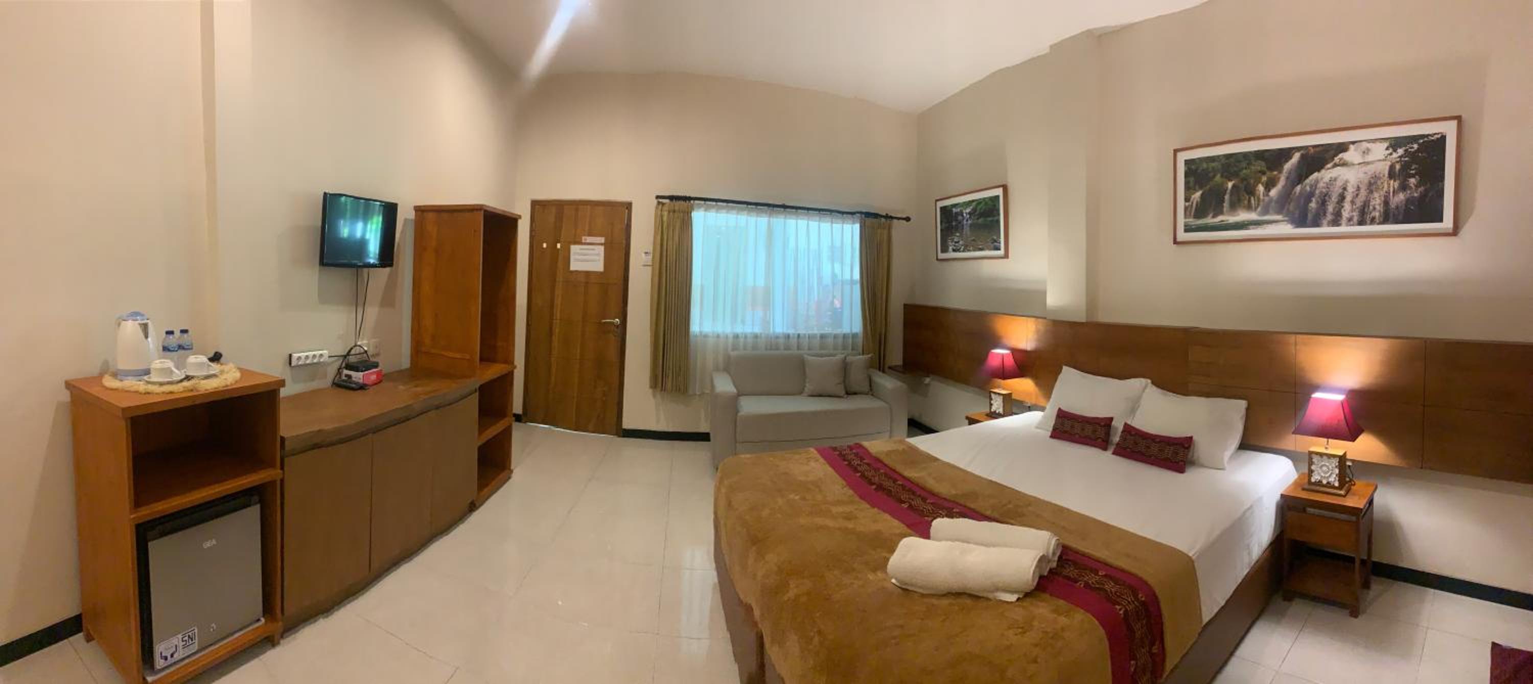 Deluxe Double Room with Balcony - Photo 3