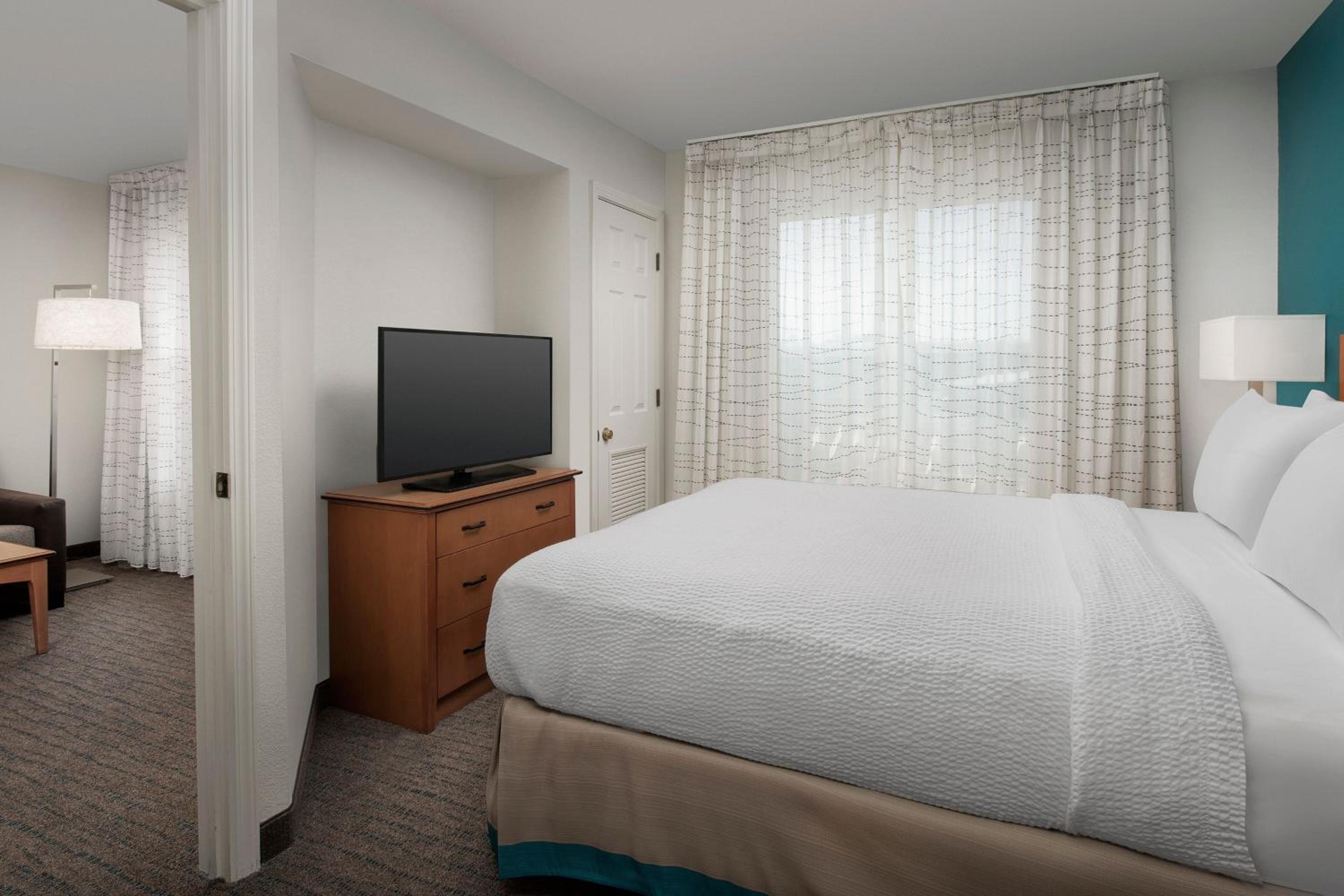 One-Bedroom Queen Suite - Photo 2