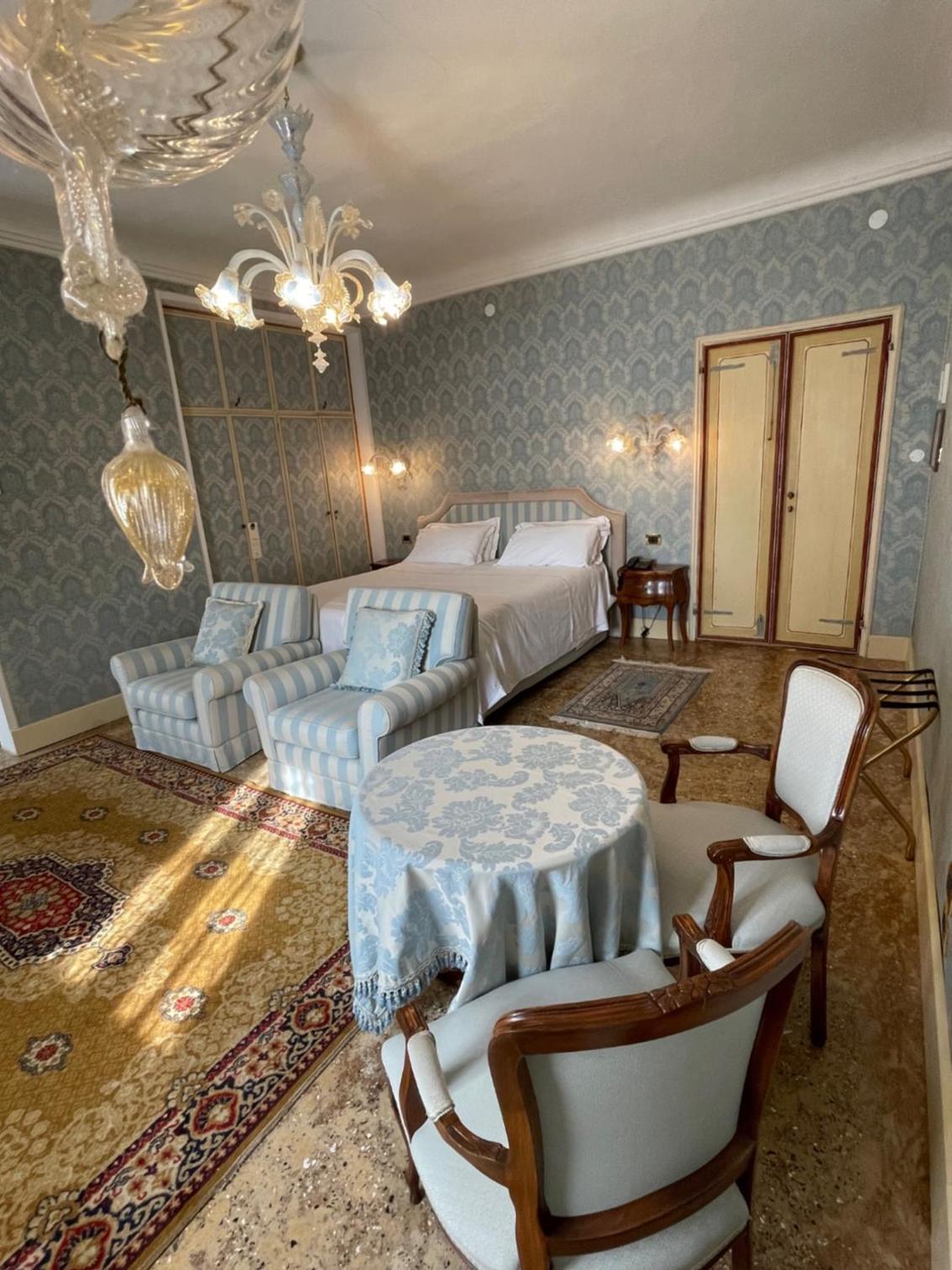 Suite with Park View - Photo 14