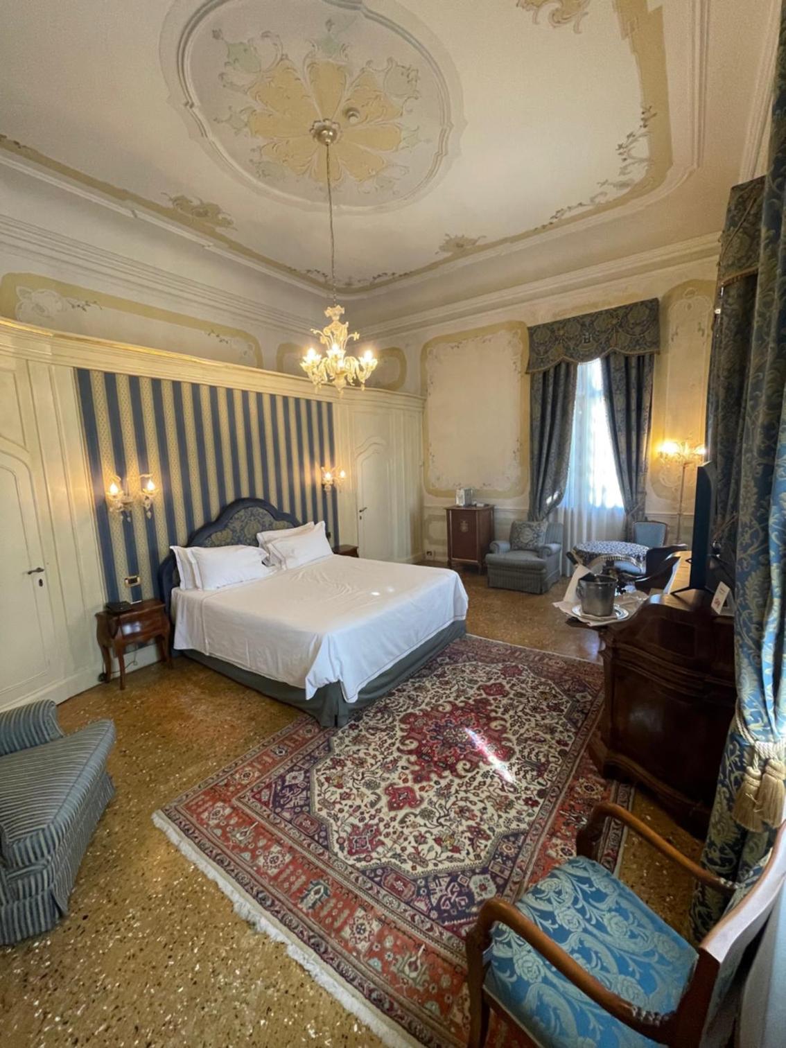 Suite with Park View - Photo 15