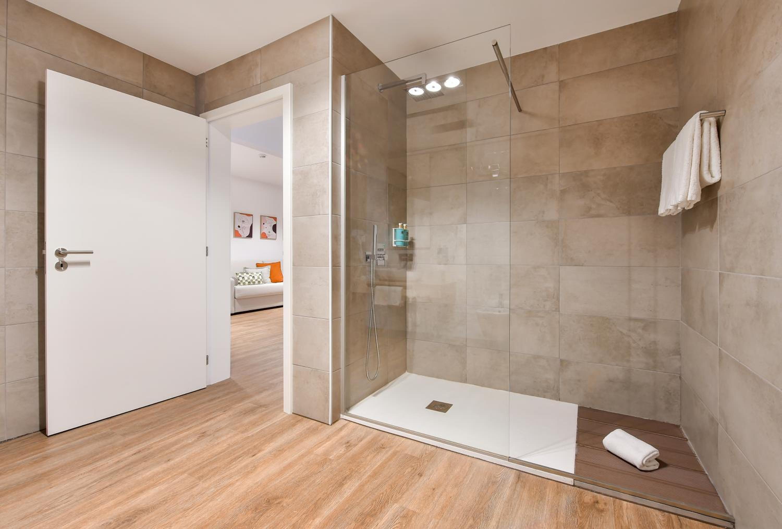 Suite with Pool View - Photo 3