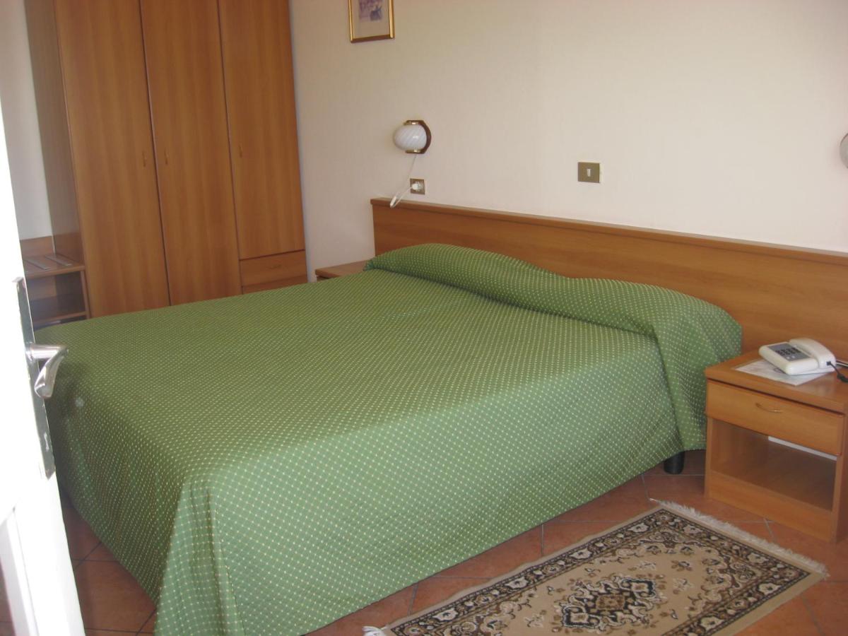 Double or Twin Room with Lake View photo 3