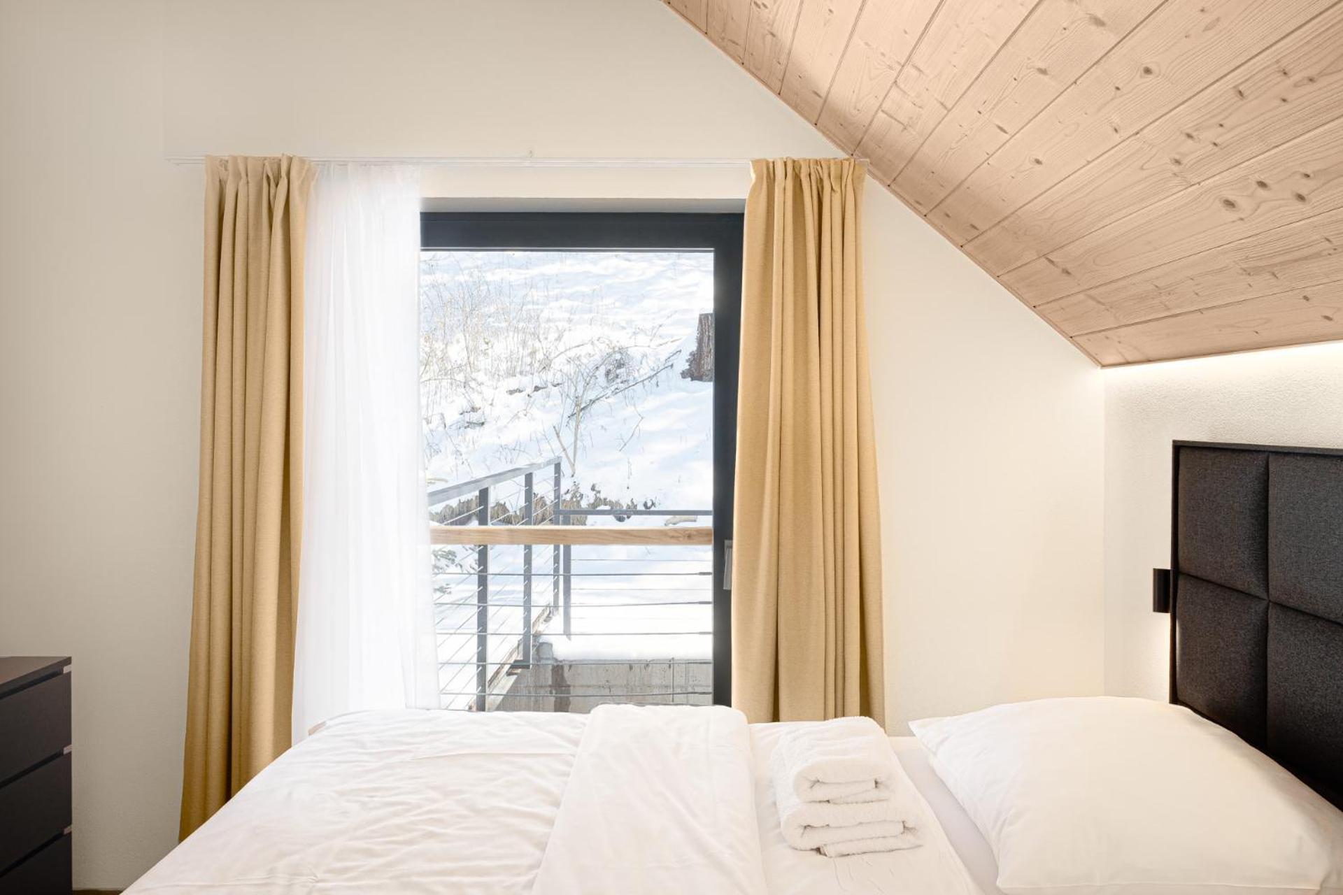 One-Bedroom Apartment with Mountain View