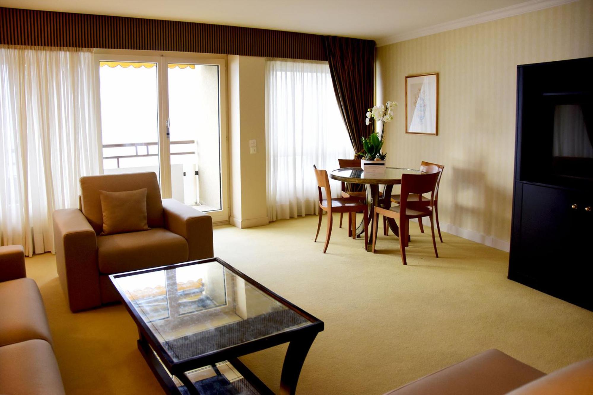Executive Suite with Balcony and Lake View - Photo 3