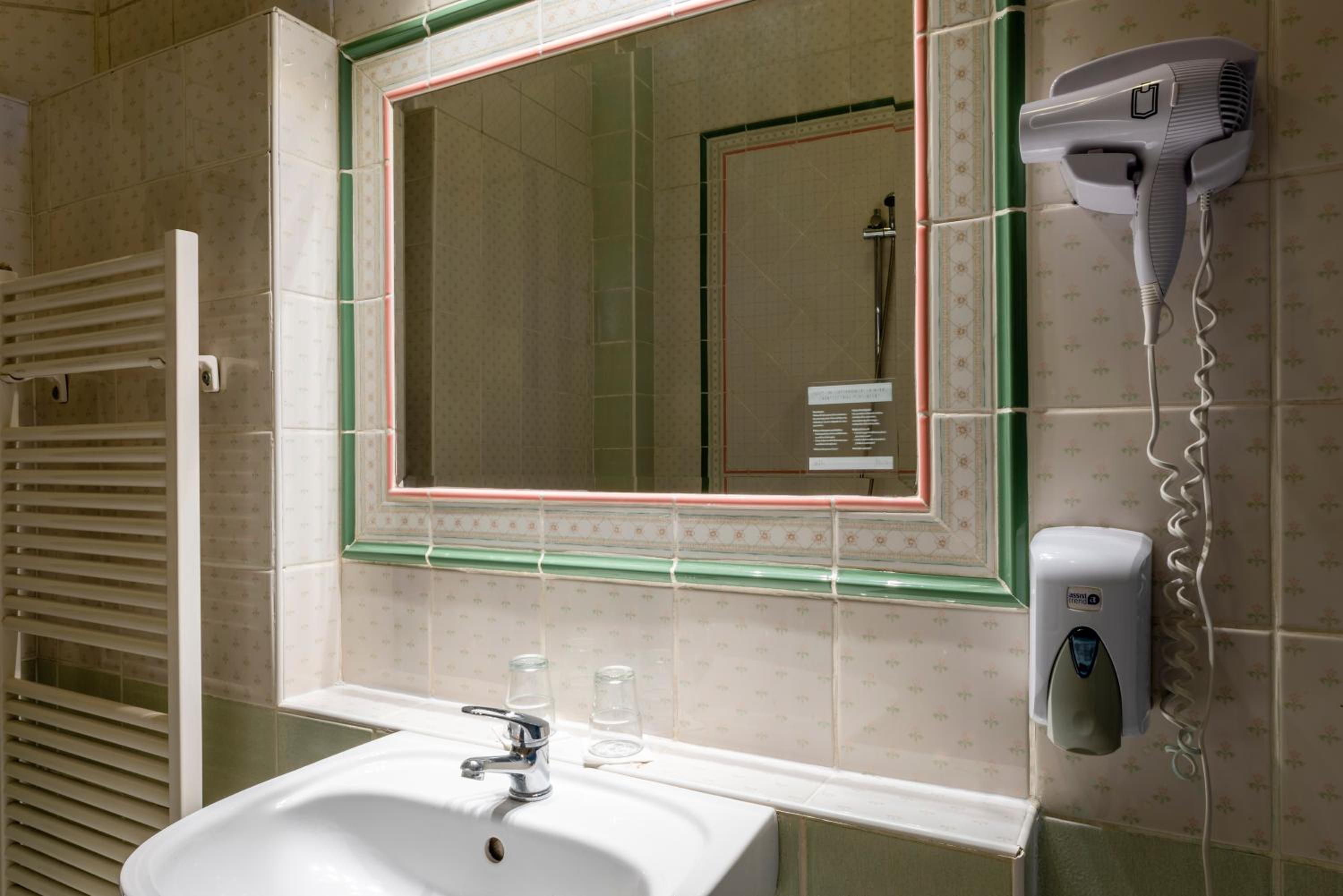 One-Bedroom Apartment - Photo 2