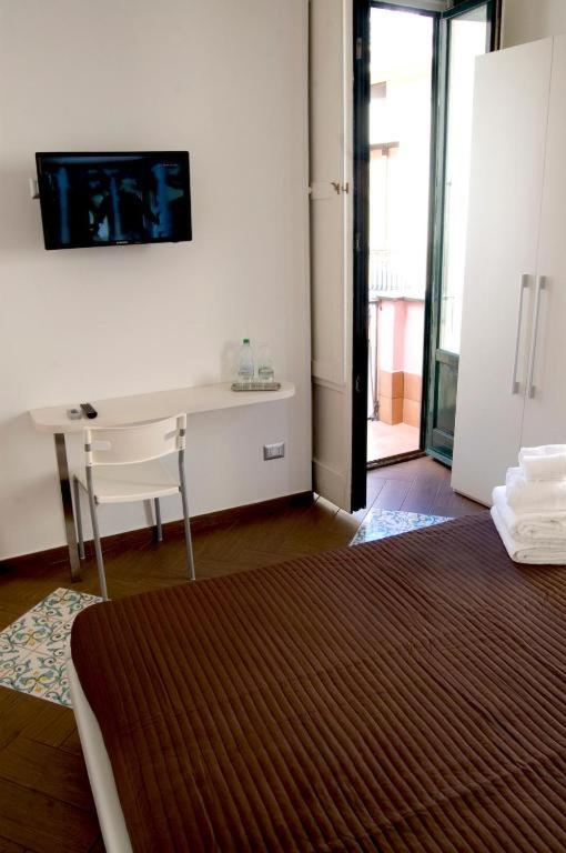 King Room with Balcony - Photo 2