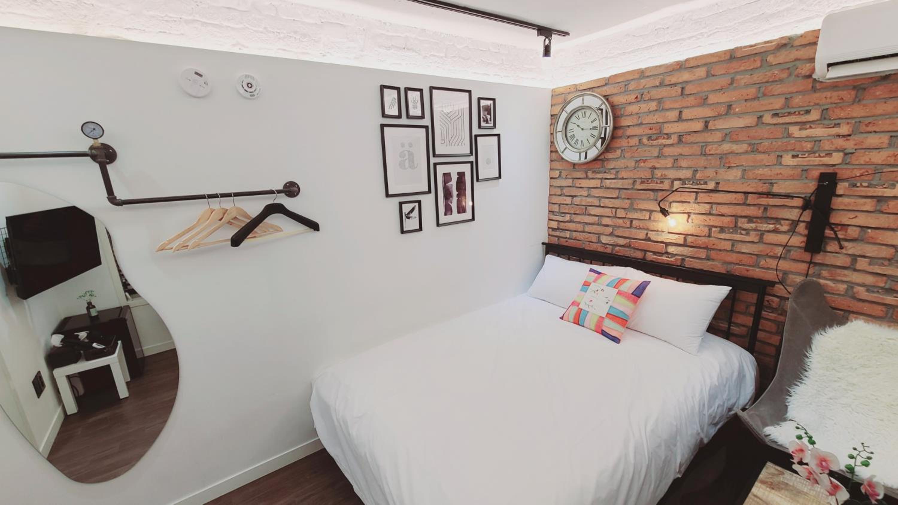 Double Room with Private External Bathroom - Photo 4