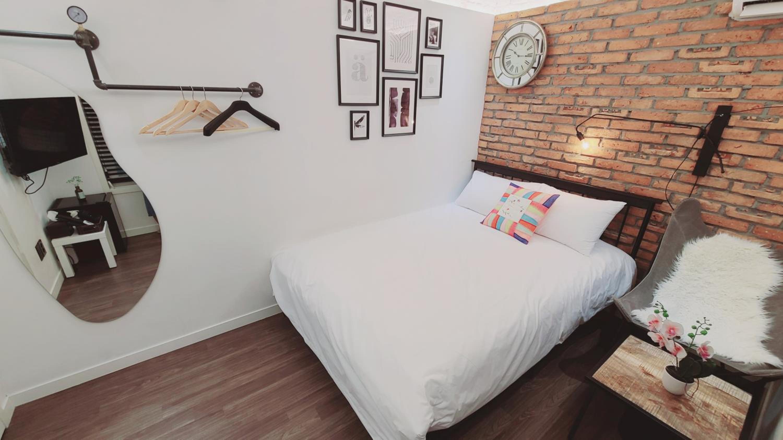 Double Room with Private External Bathroom - Photo 18