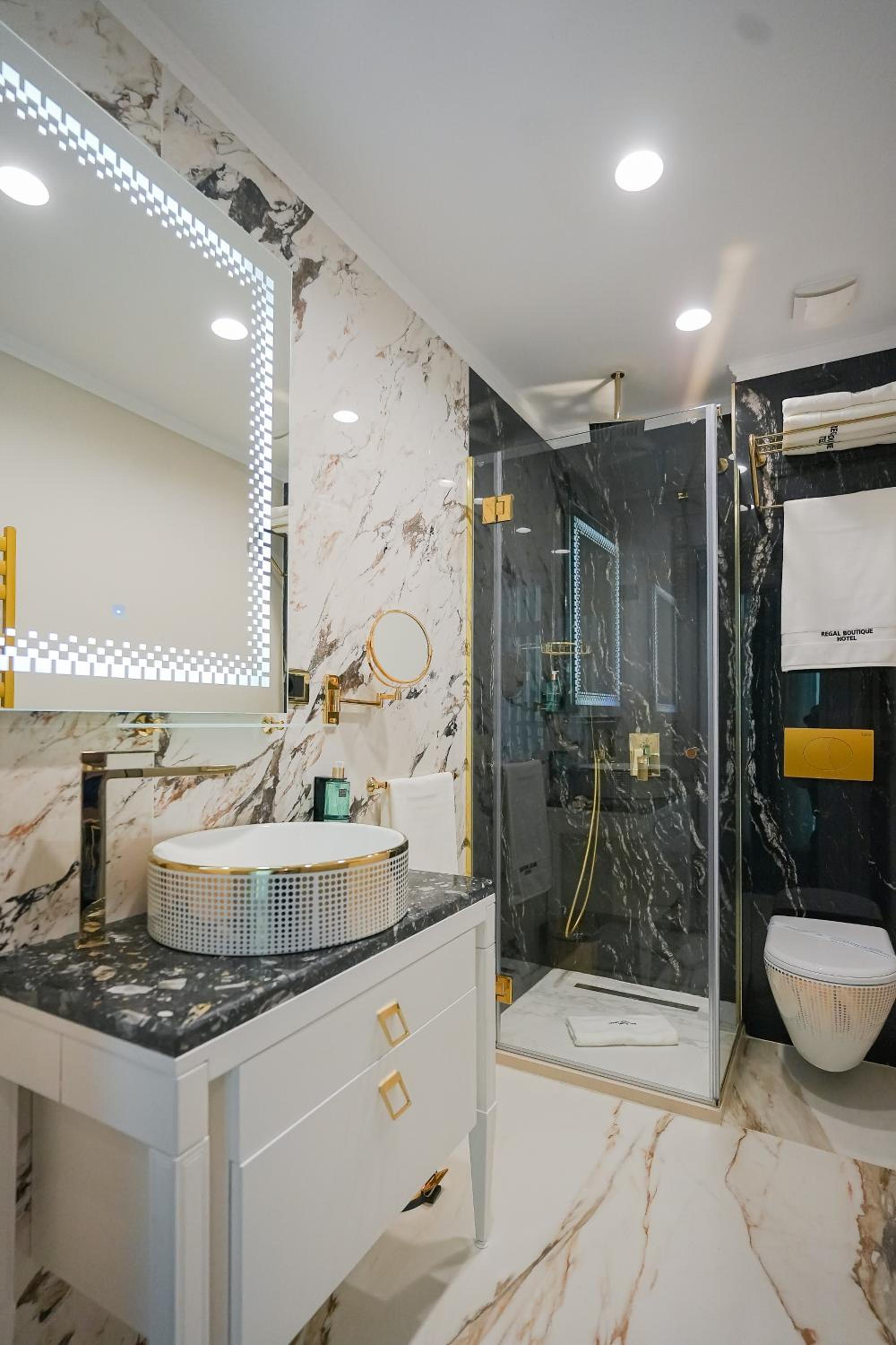 Suite - Photo 16