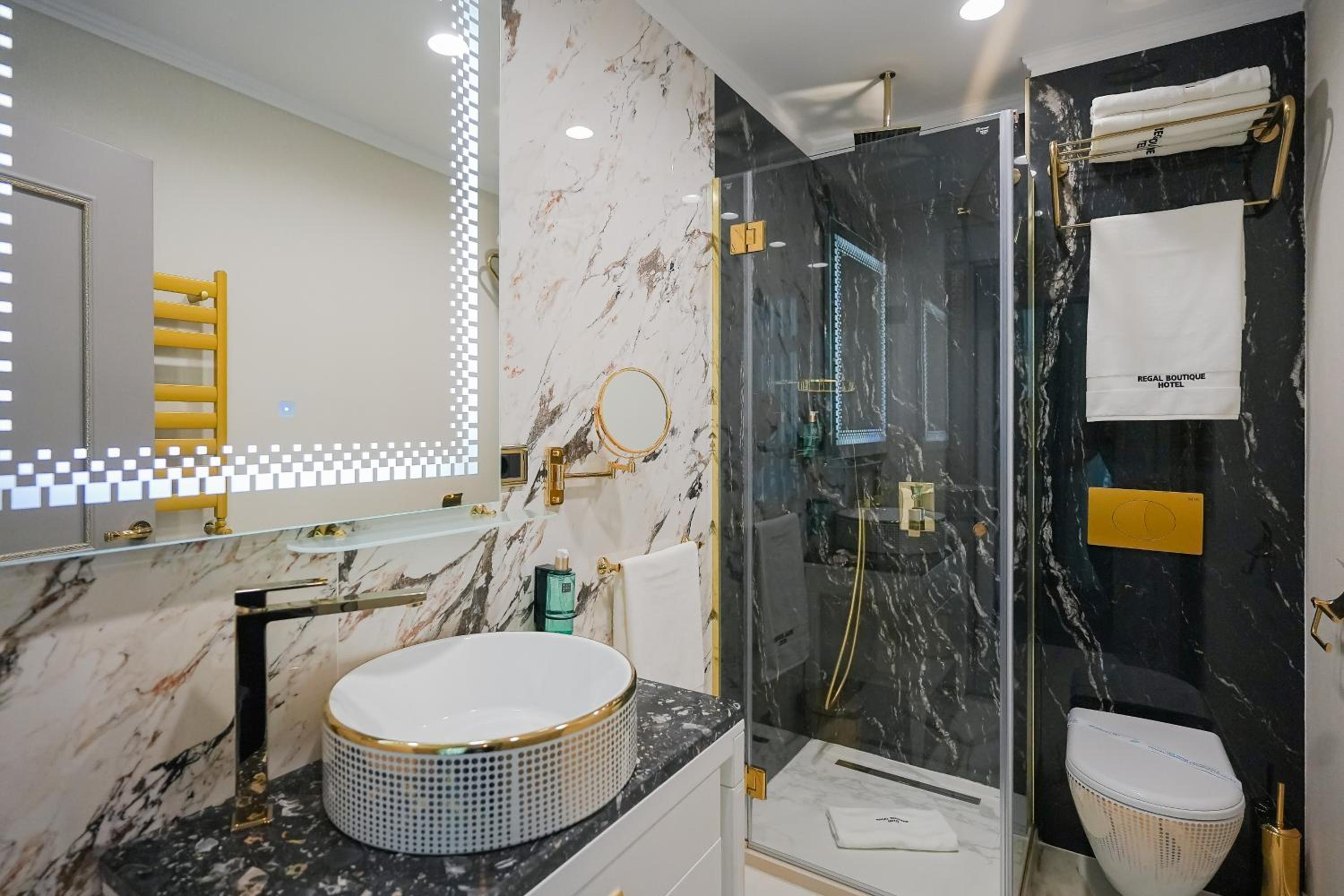 Suite - Photo 15