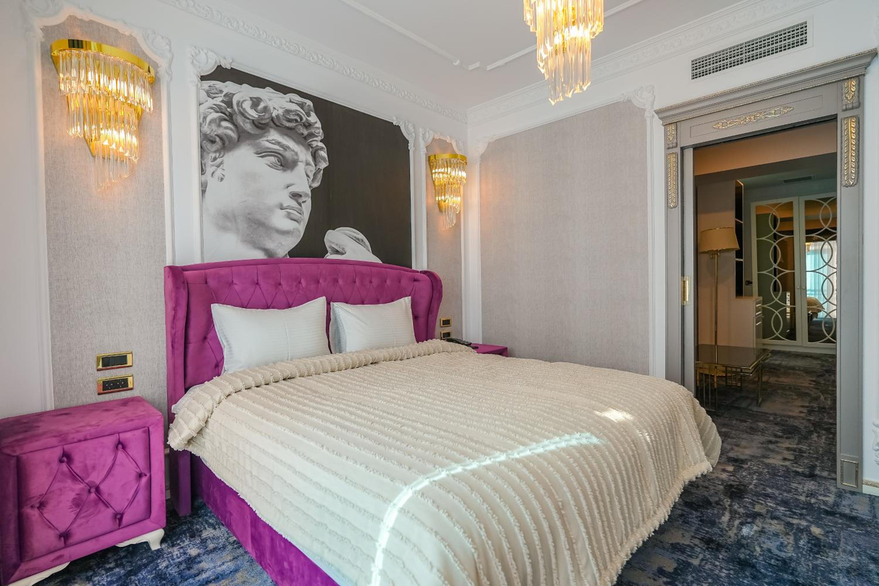 Suite - Photo 10