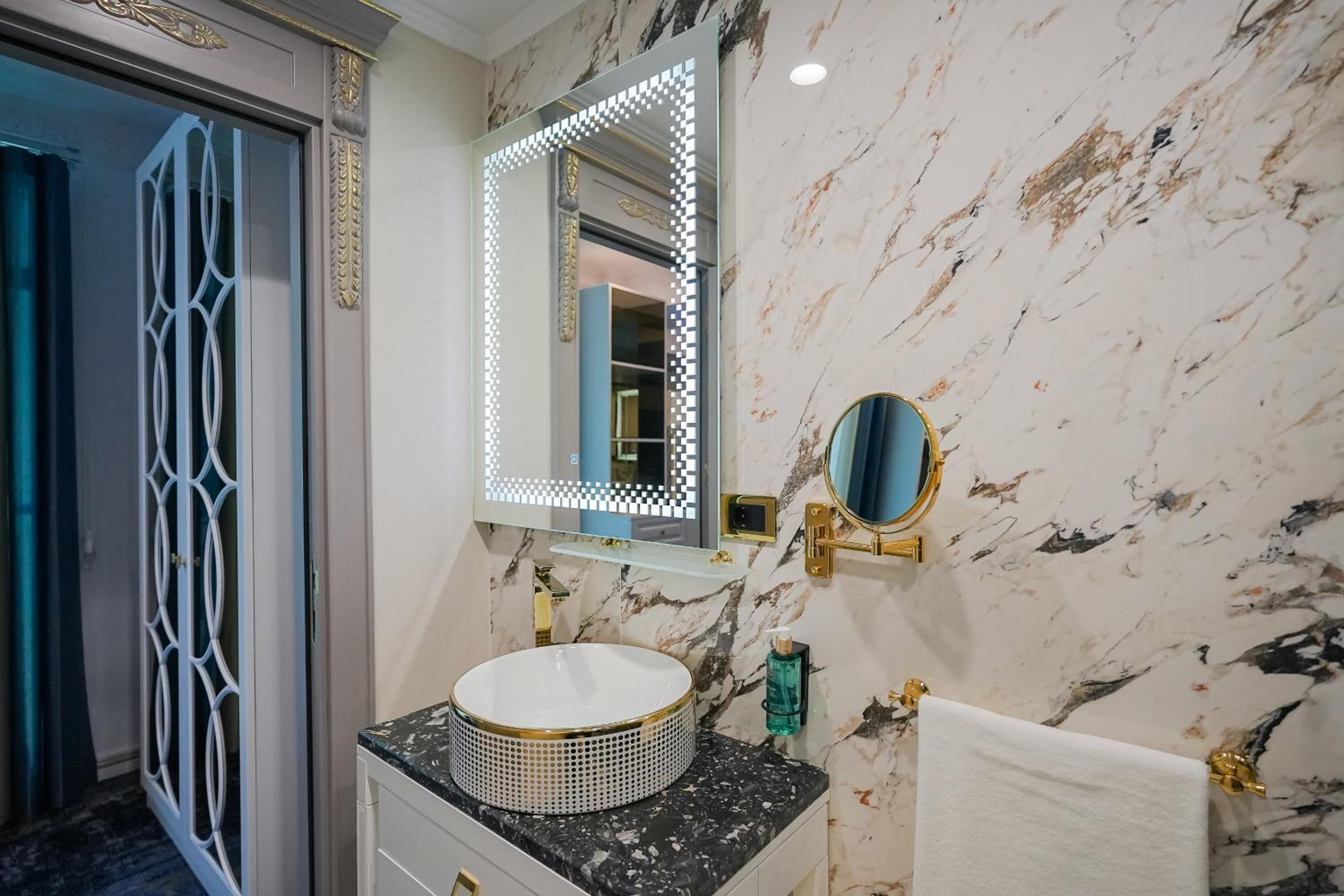 Suite - Photo 13