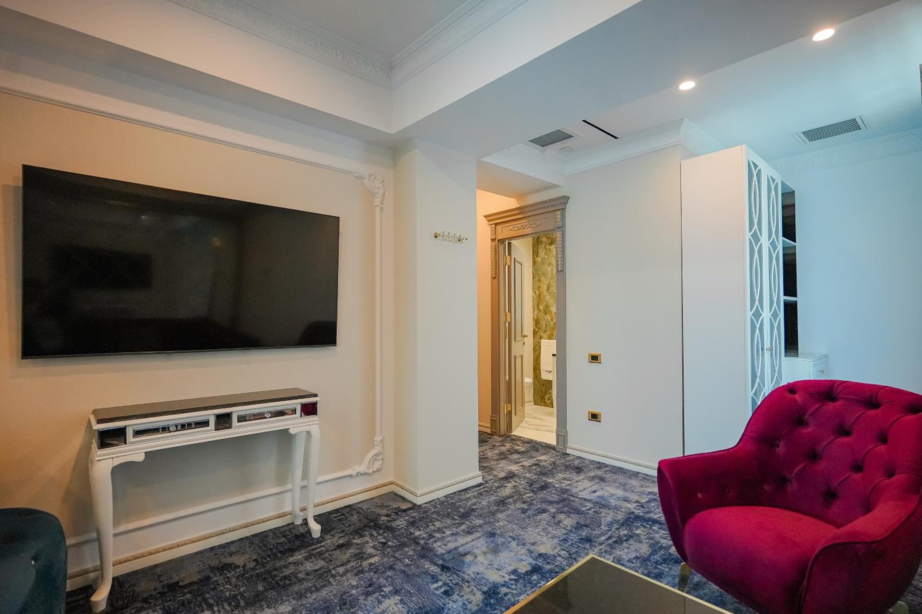 Suite - Photo 8