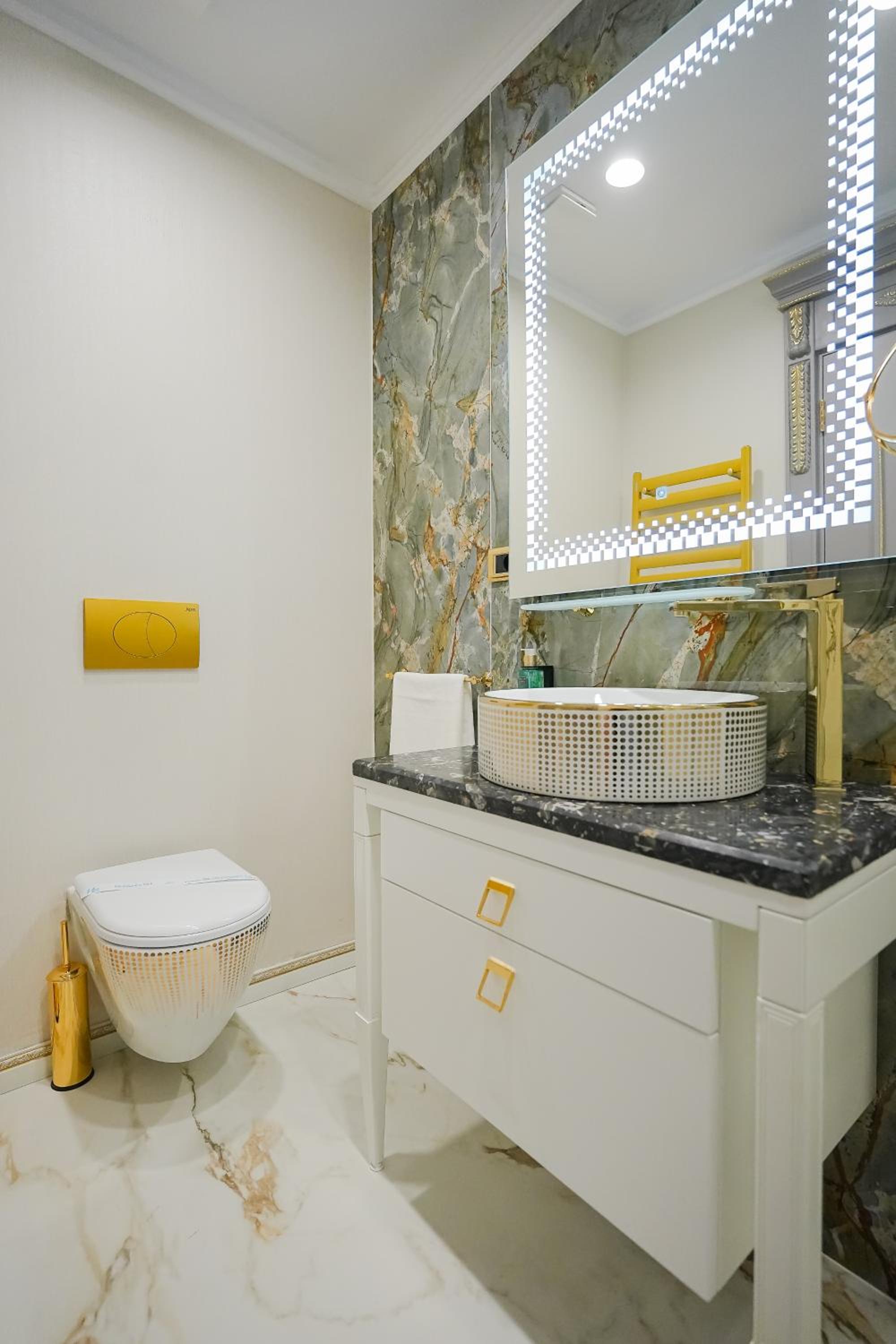 Suite - Photo 18