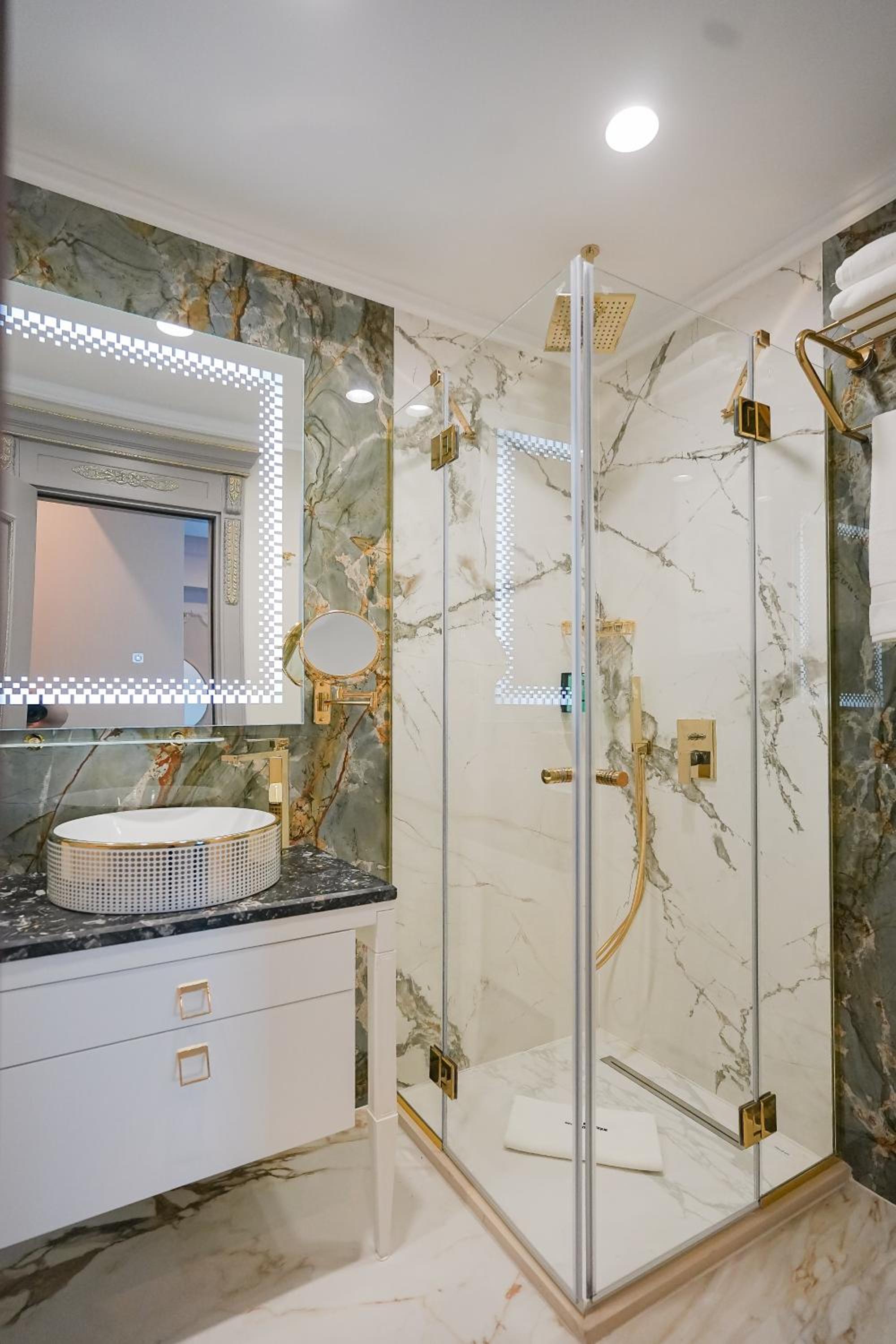 Suite - Photo 17