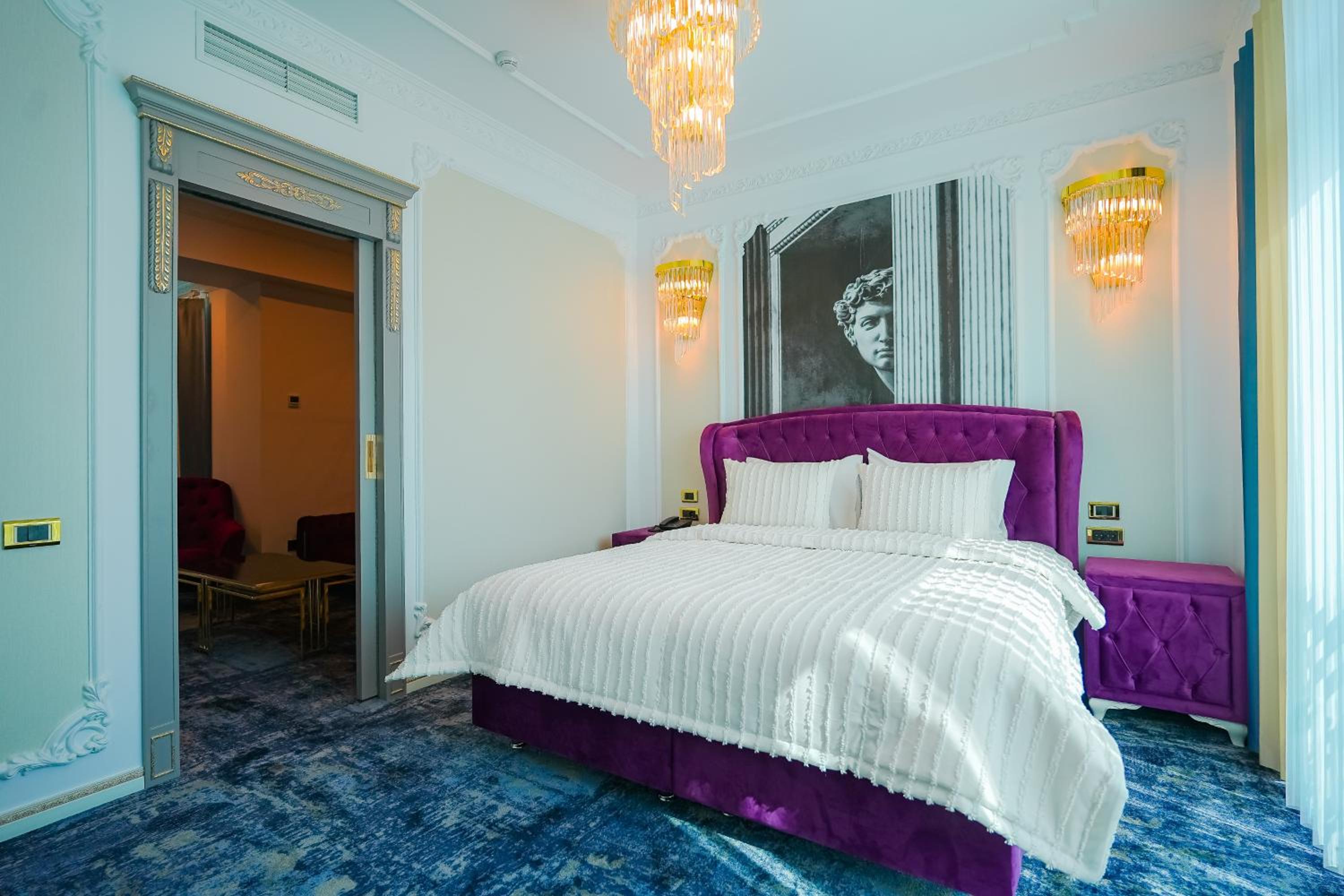 Suite - Photo 1