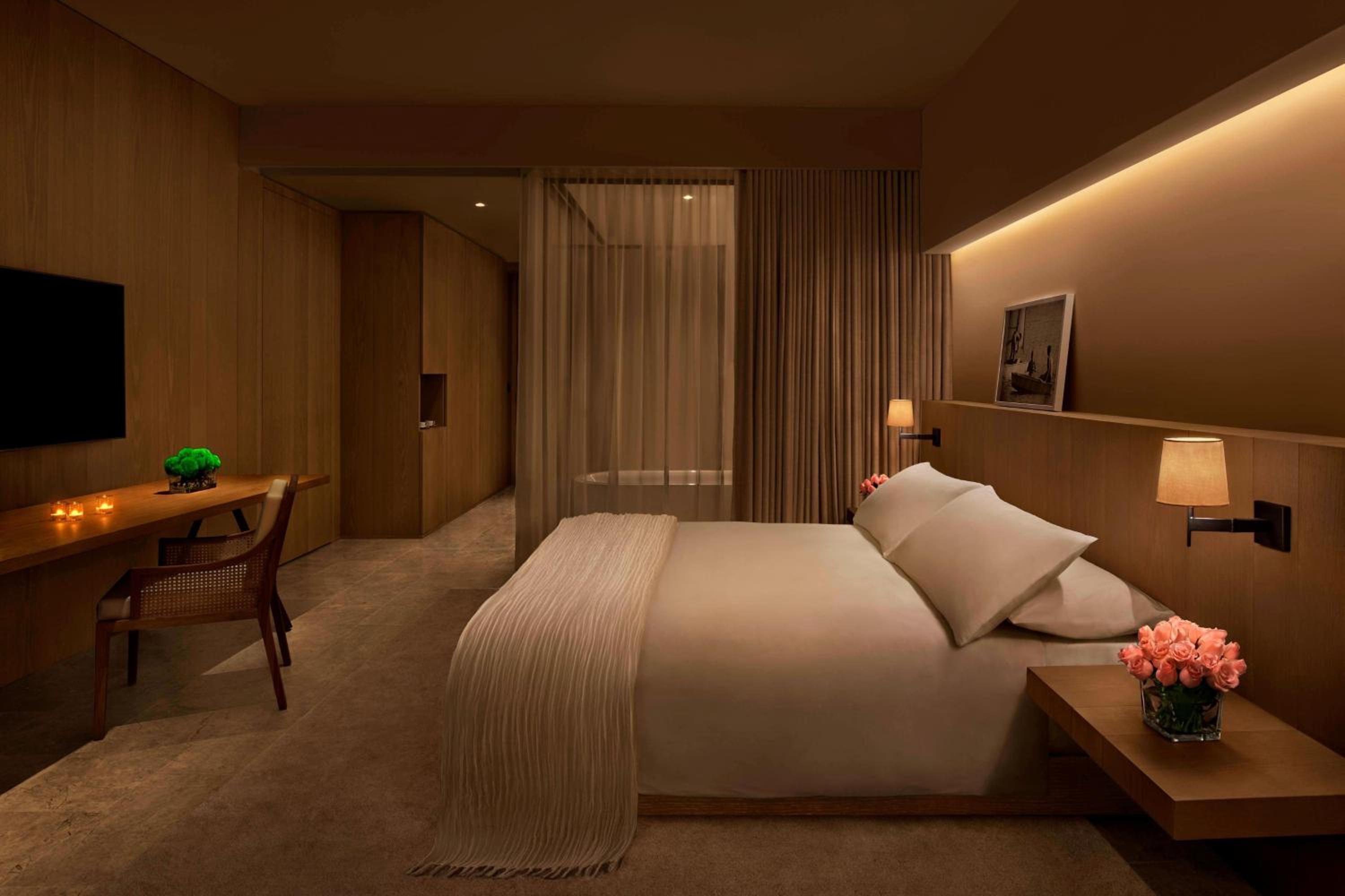 Deluxe King Room with One King Bed and Balcony (Non Smoking)