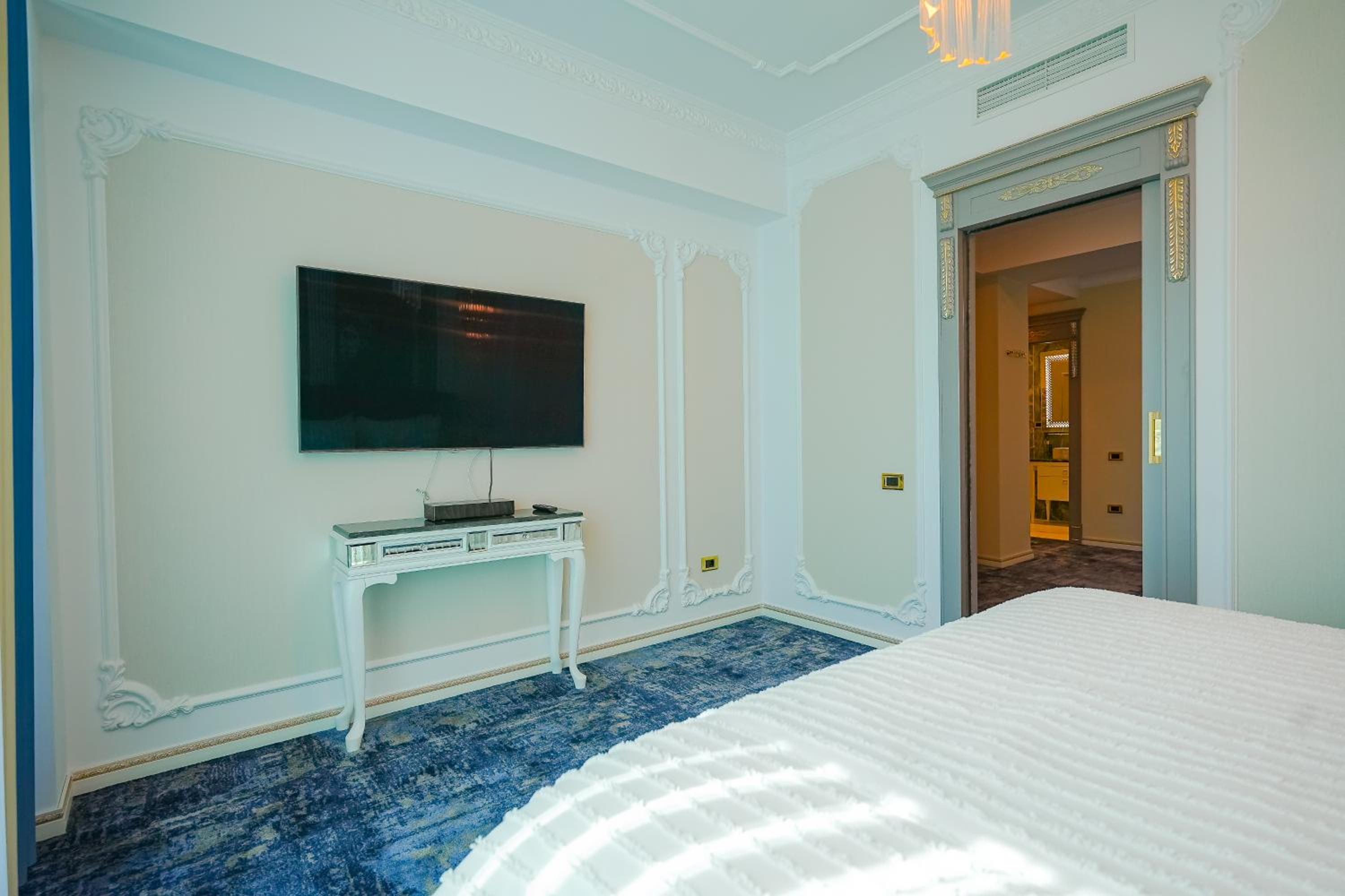 Suite - Photo 12