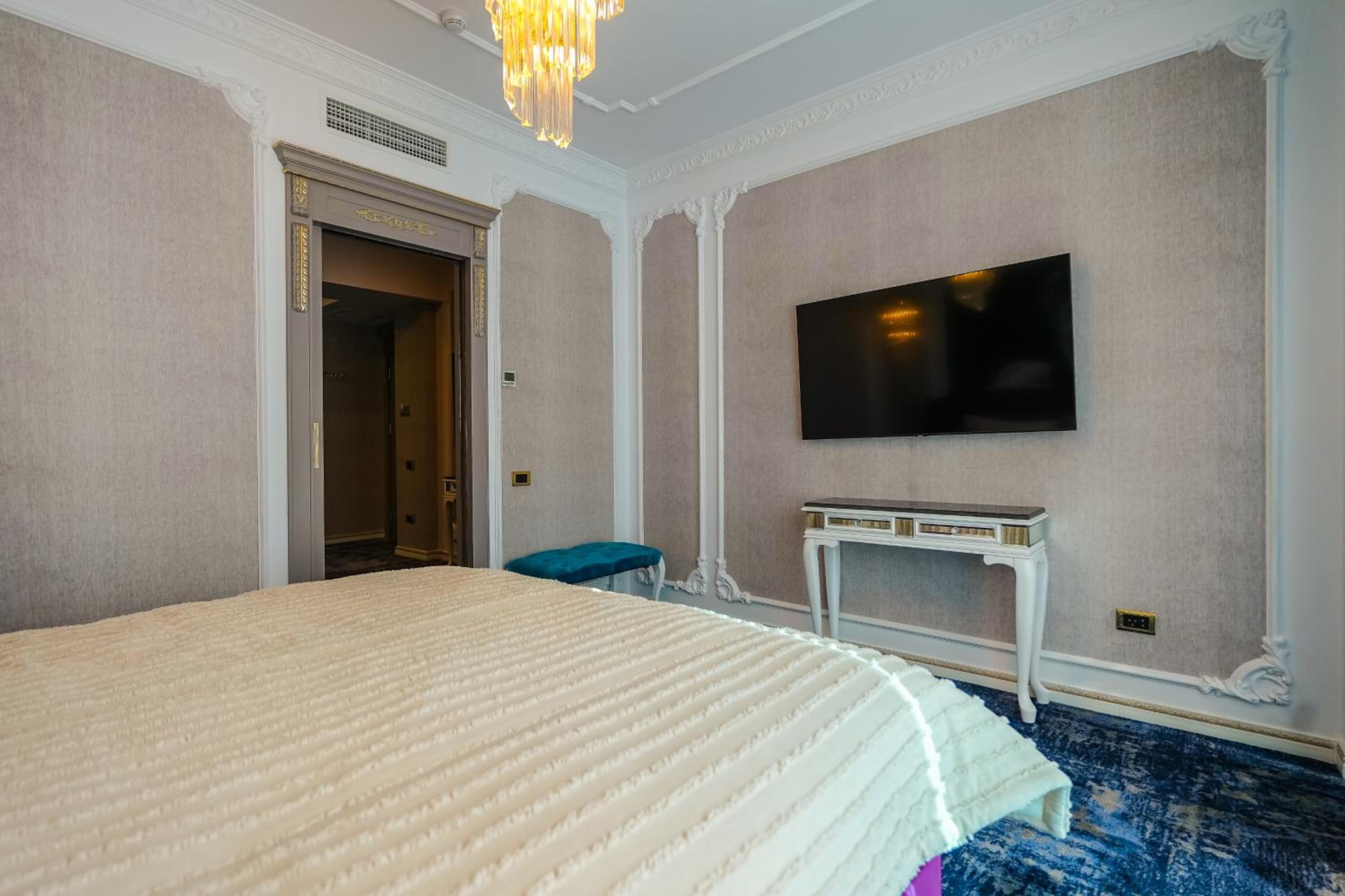 Suite - Photo 23