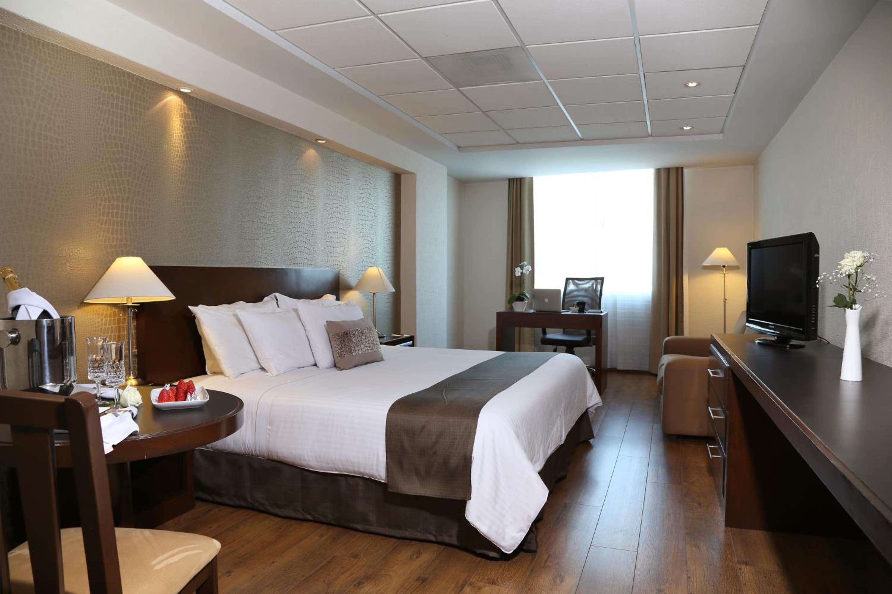 Superior Room with King Size bed - Photo 7
