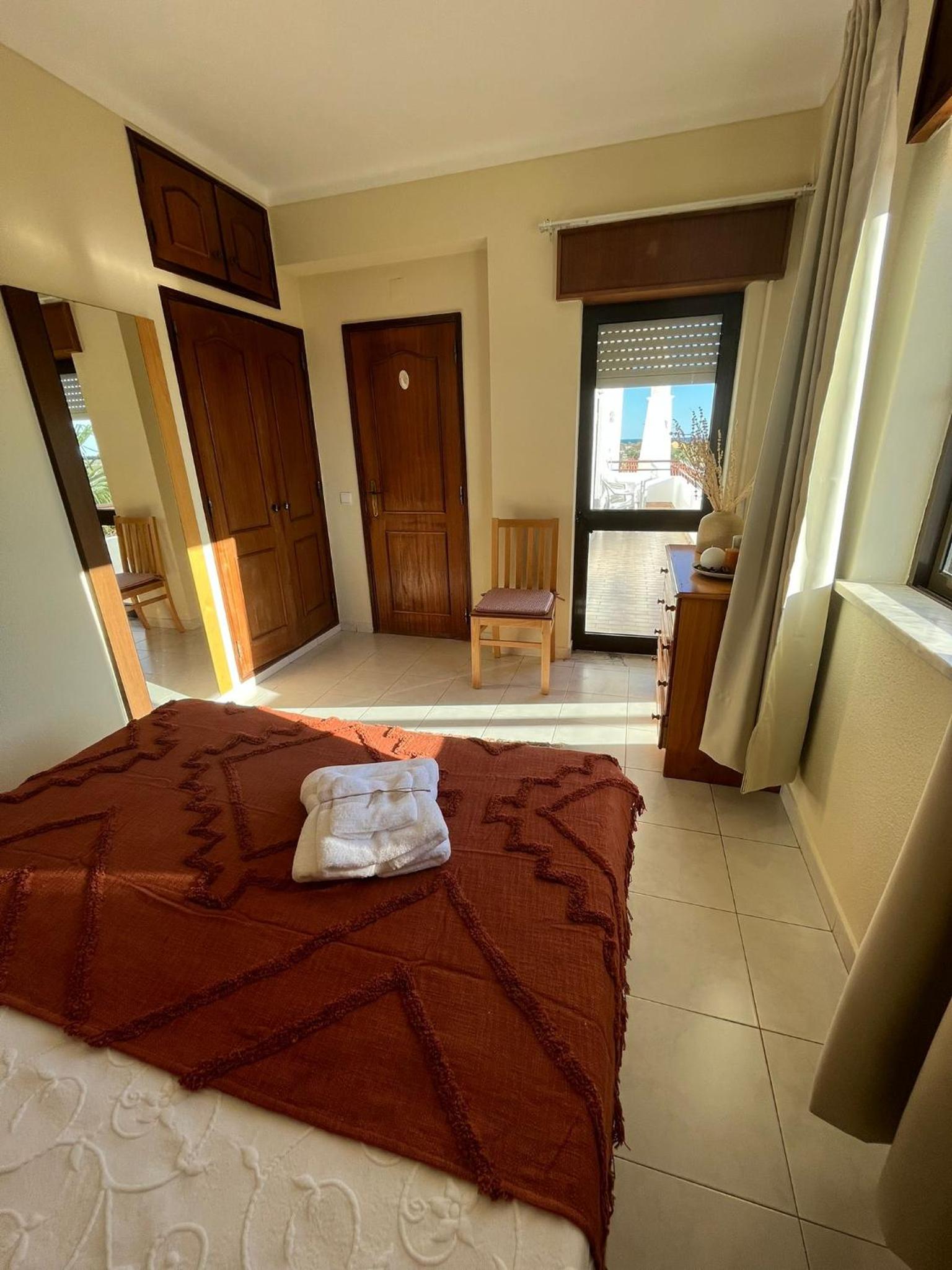One-Bedroom Apartment - Photo 2