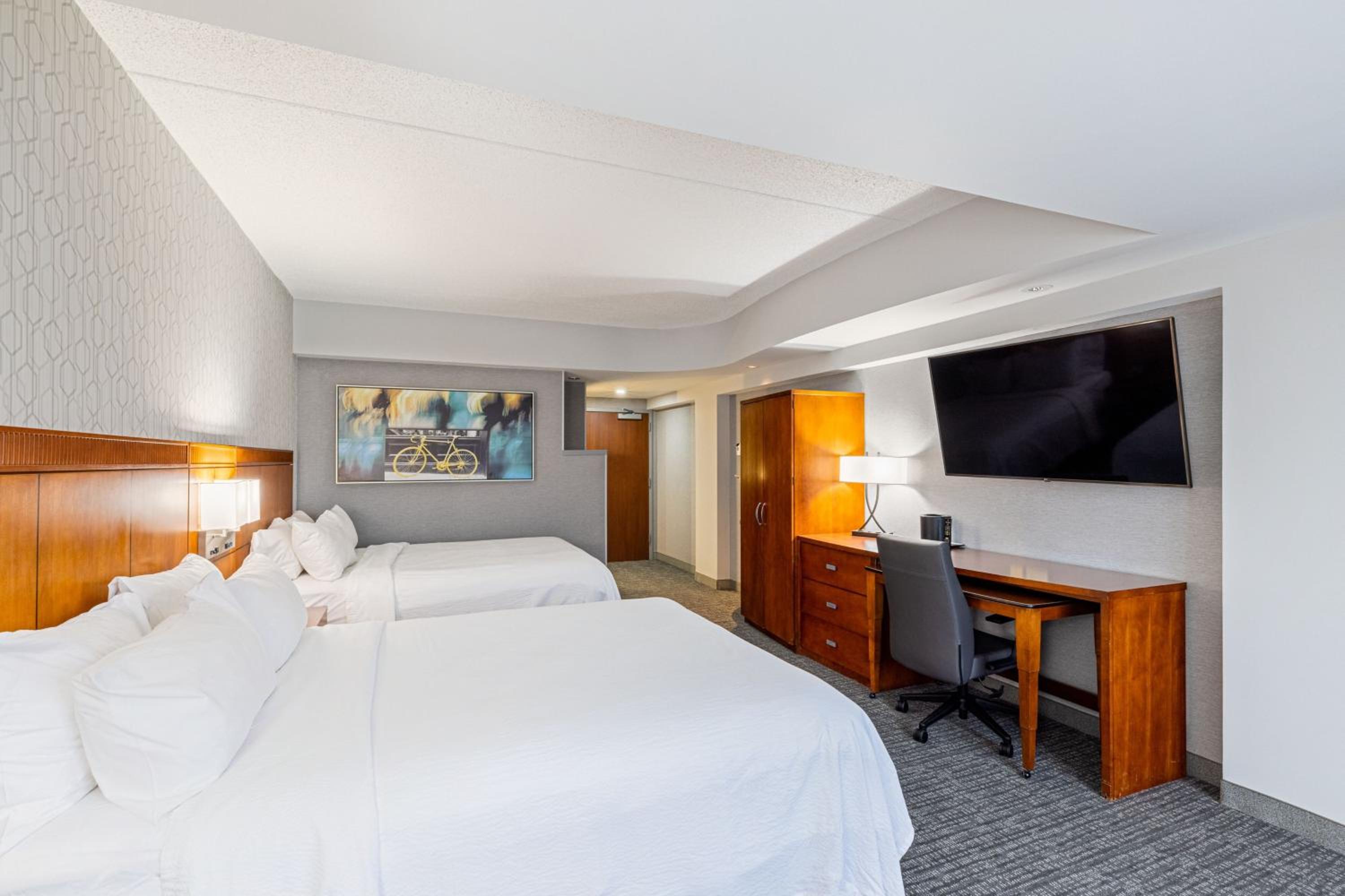 Queen Room with Two Queen Beds - Photo 3