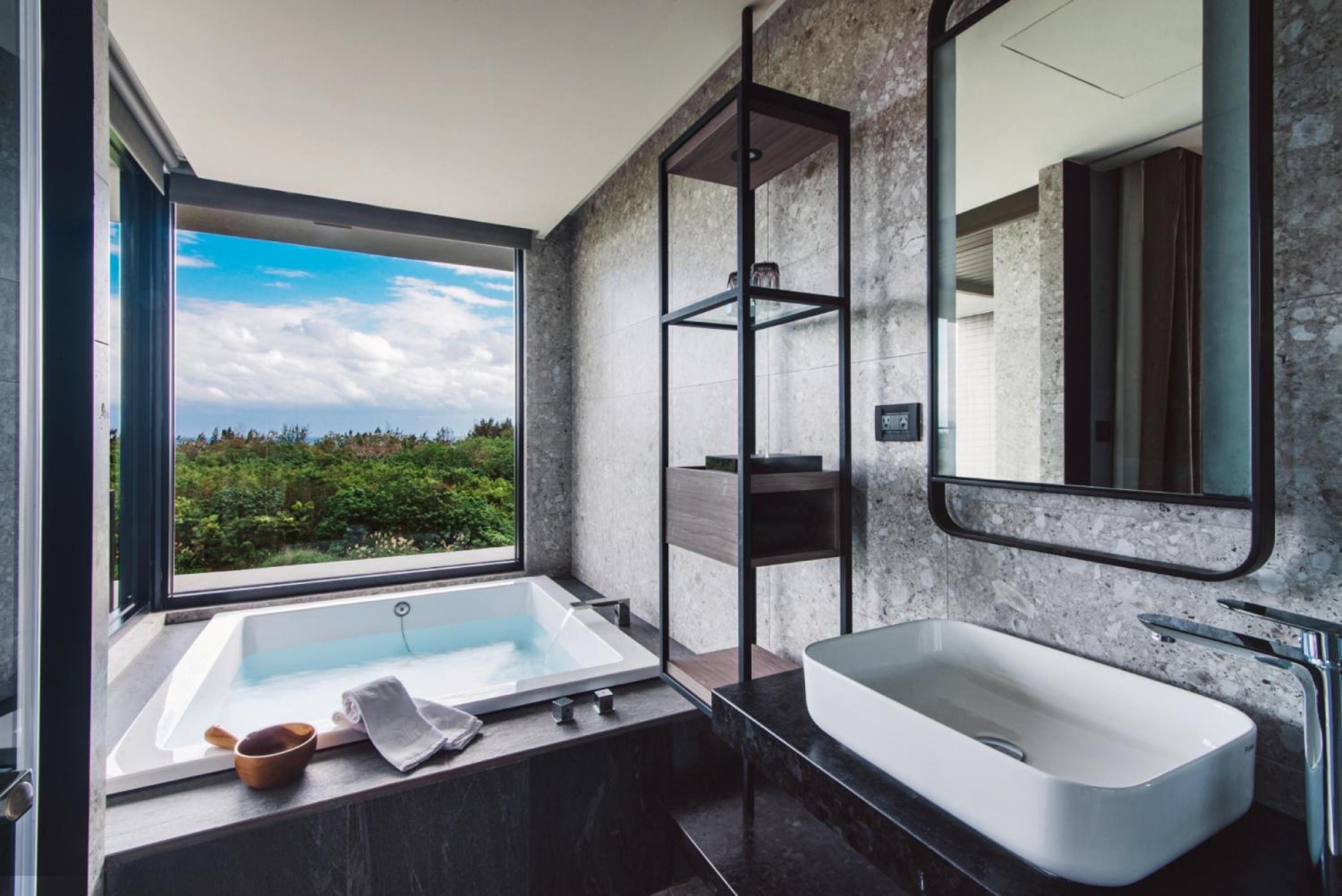 Building Tranquil - Deluxe Junior Suite - Photo 3