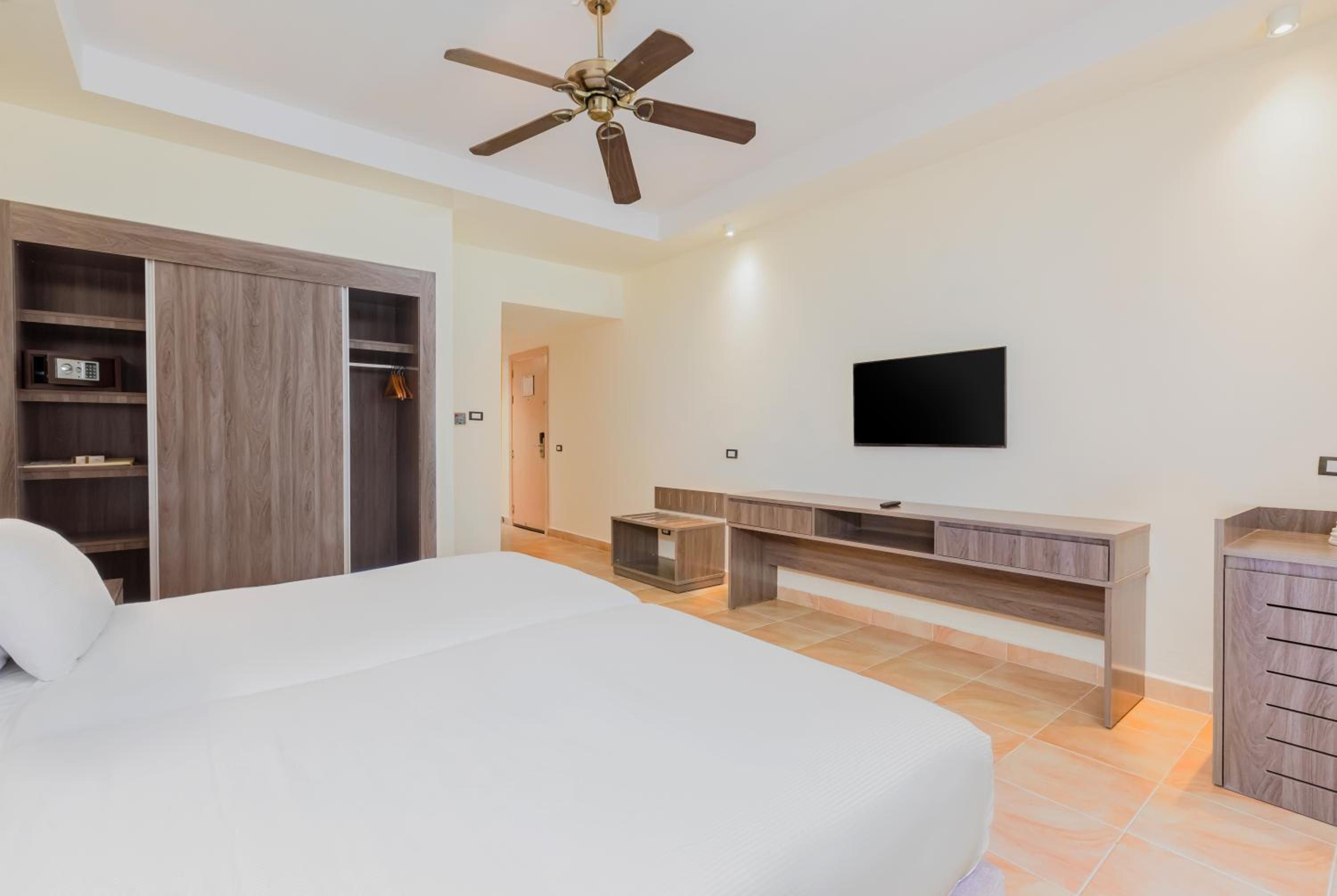 Deluxe Room with Pool View- Alf Leila Wa Leila Area thumbnail 6