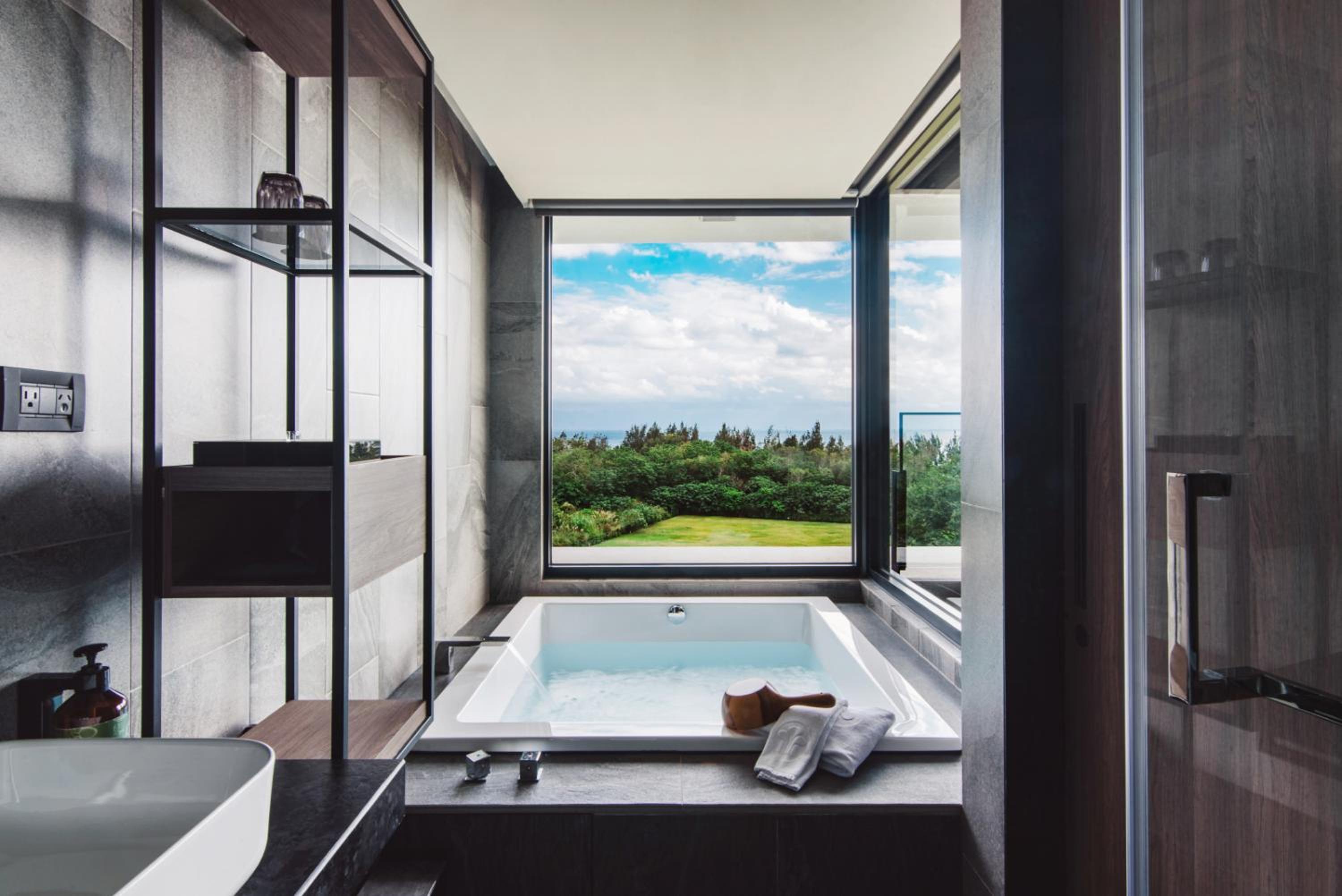 Building Tranquil - Executive Deluxe Junior Suite with Ocean View - Photo 2