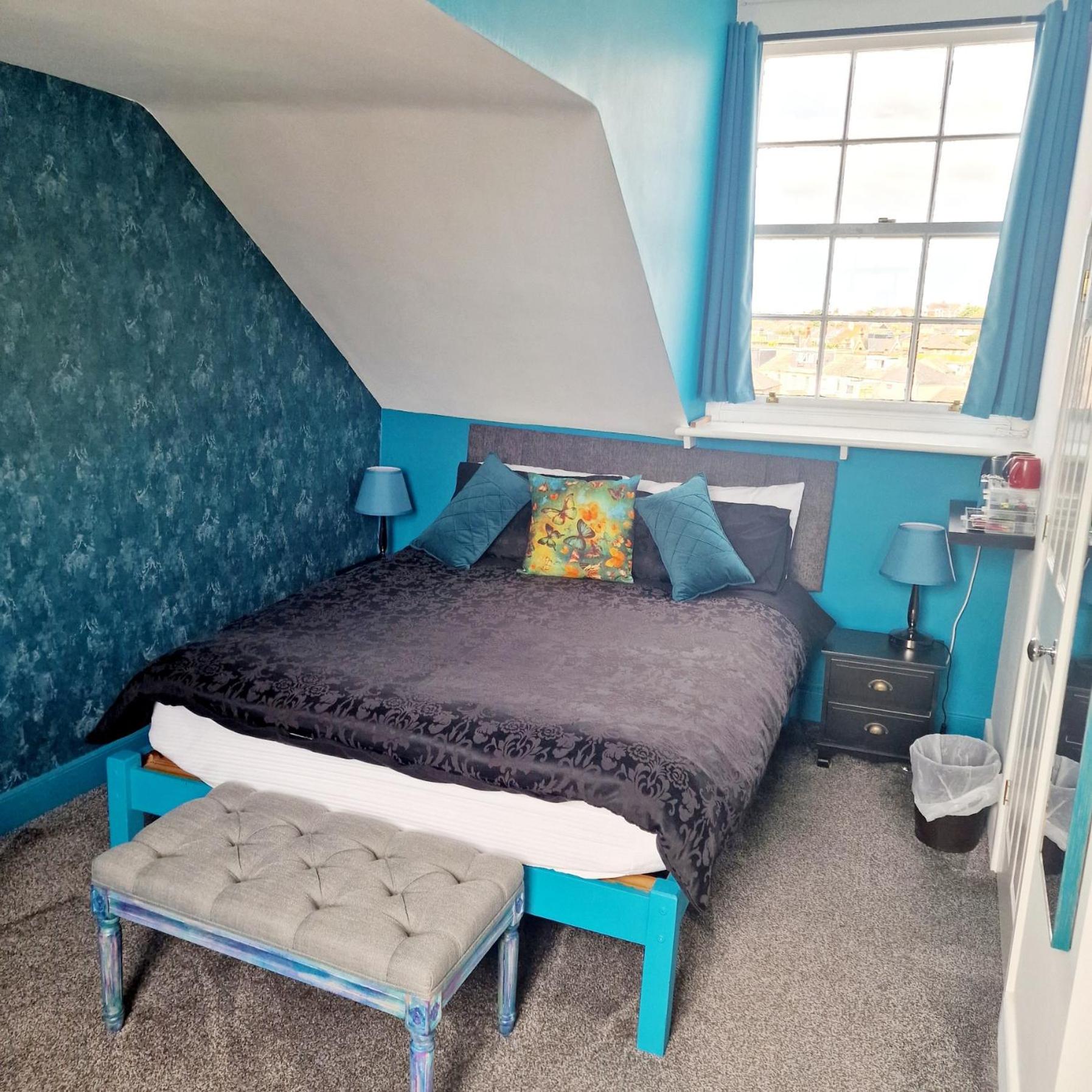 Large Double Room 2 photo 2