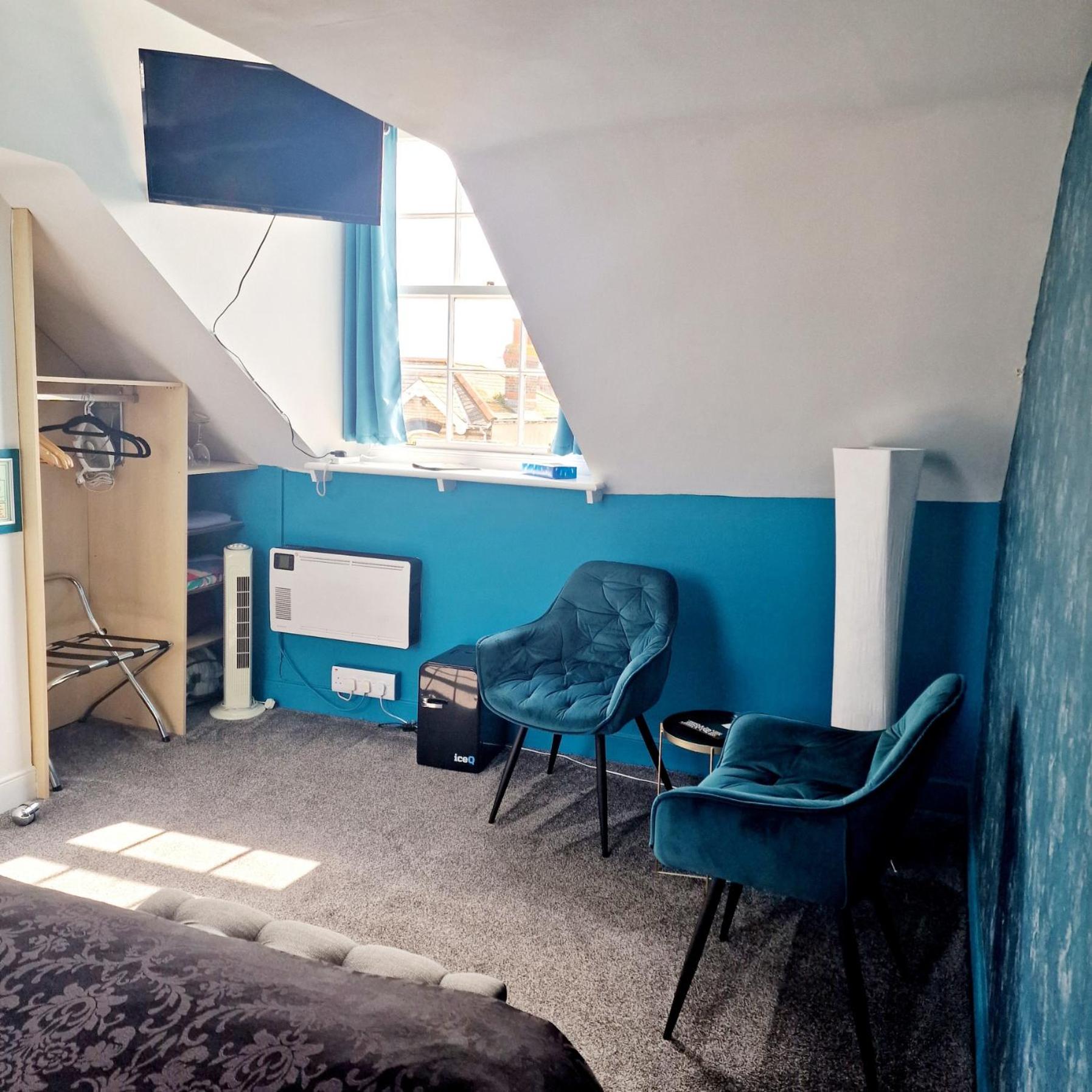 Large Double Room 2 photo 3