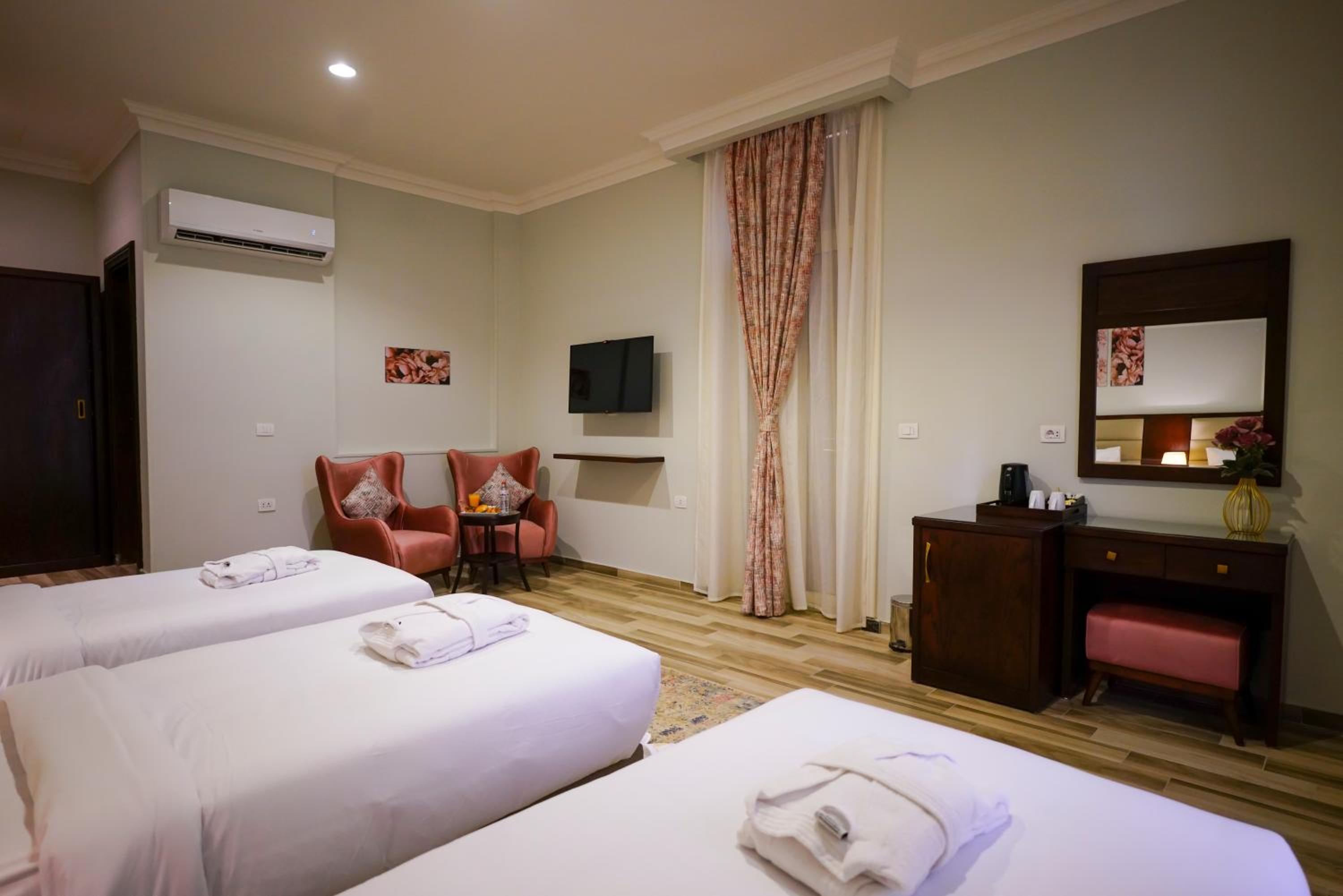 Deluxe Triple Room photo 2