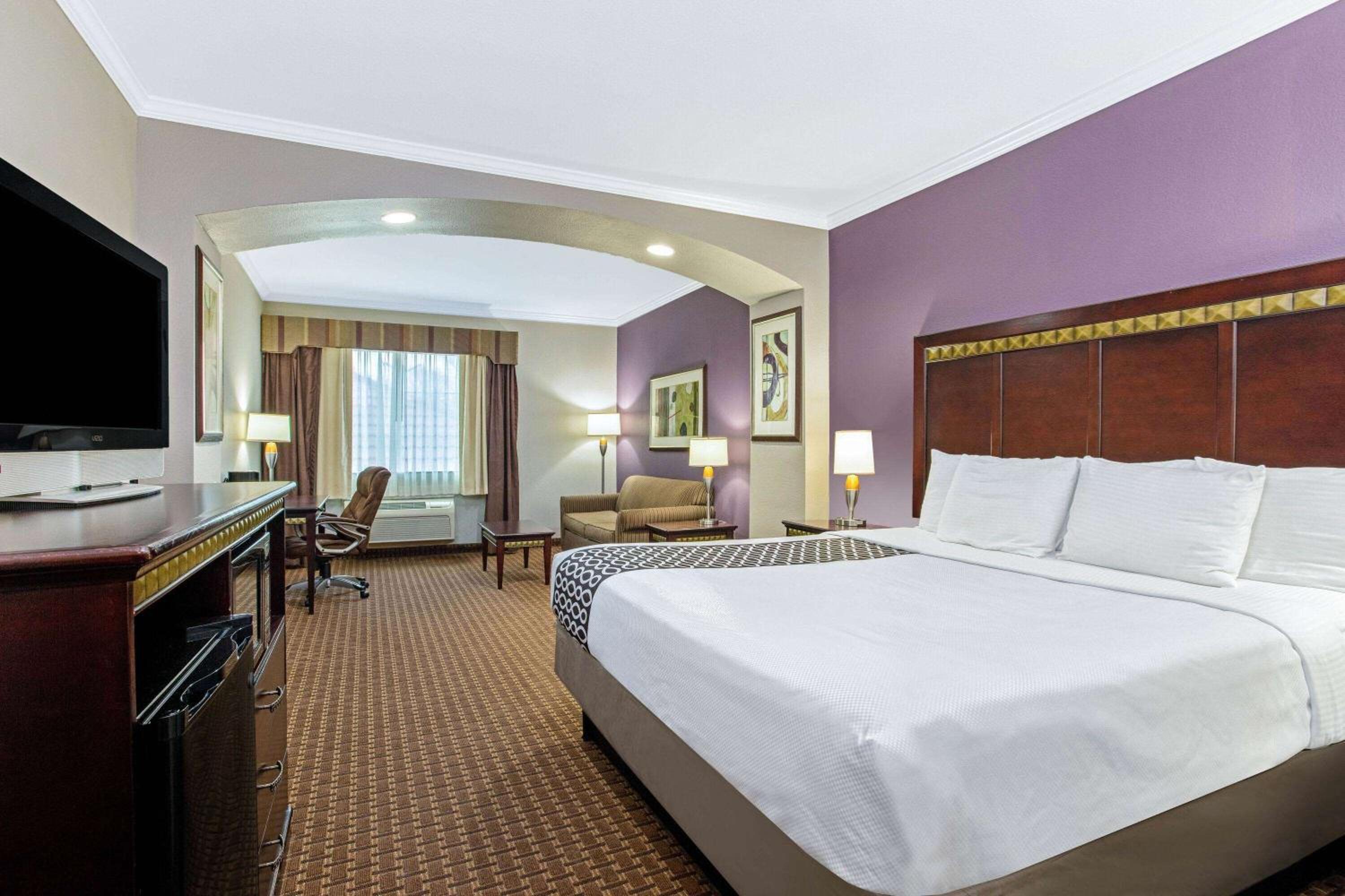 Deluxe King Room - Non-Smoking - Photo 1