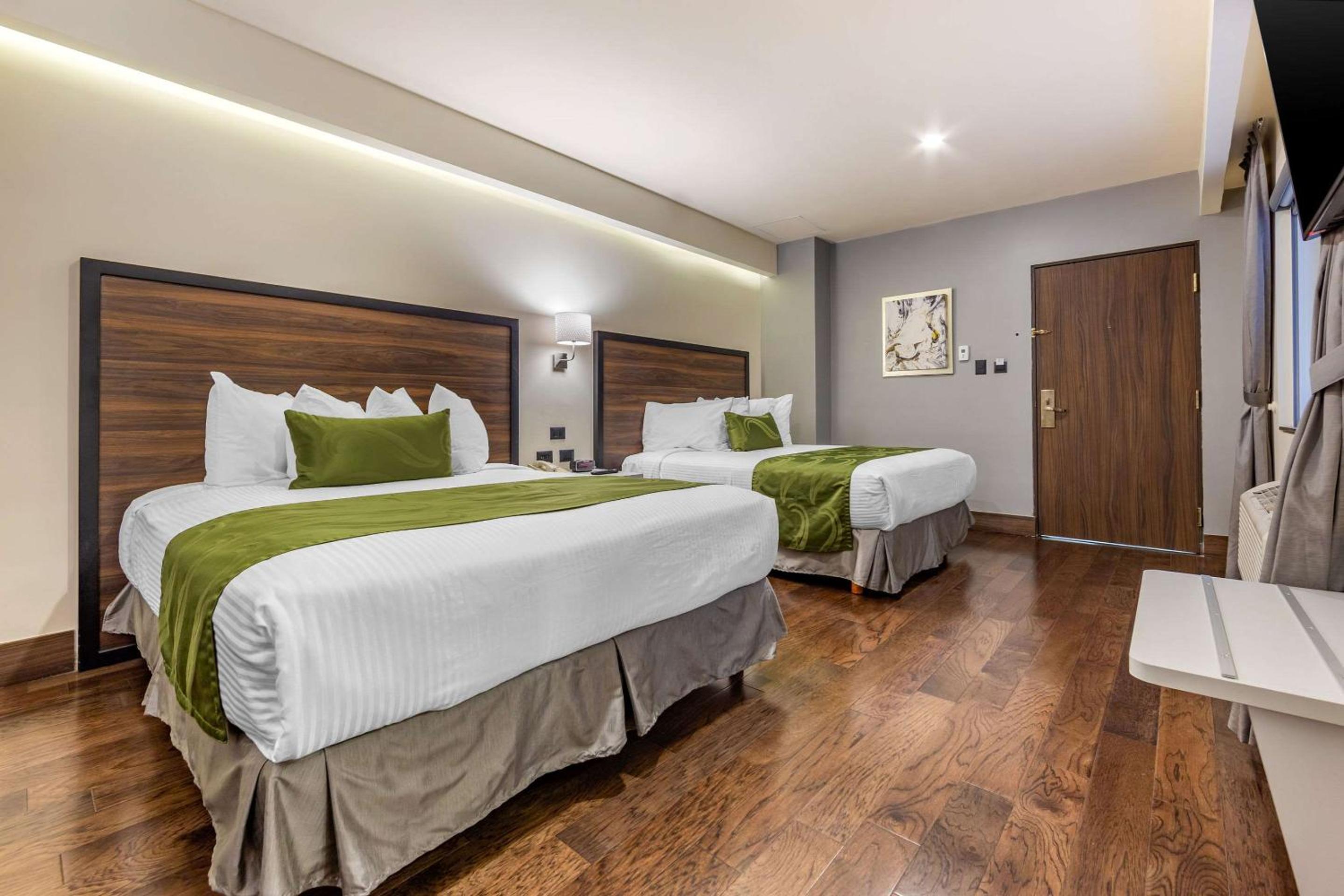 Queen Room with Two Queen Beds - Non-Smoking - Photo 4