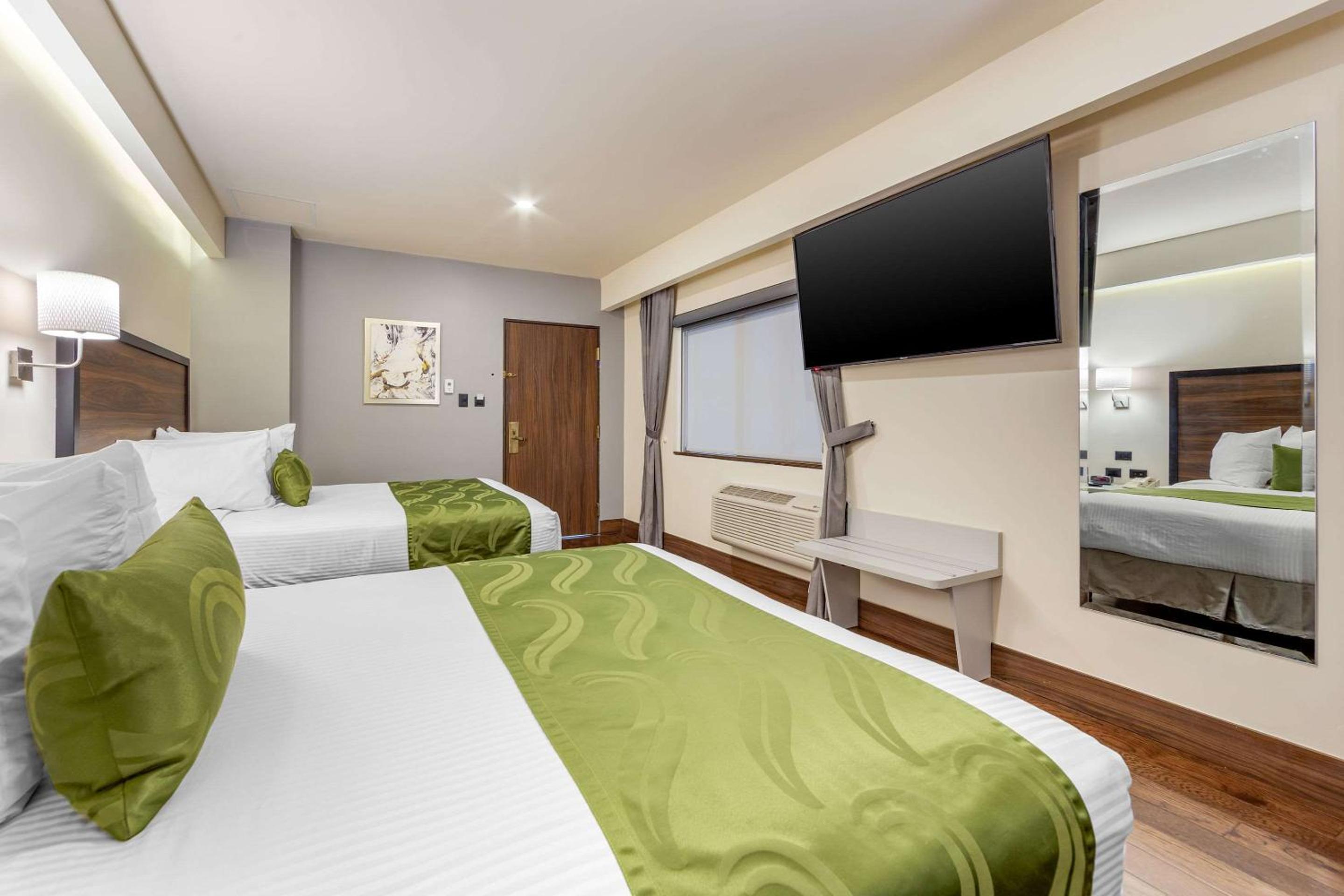 Queen Room with Two Queen Beds - Non-Smoking - Photo 5