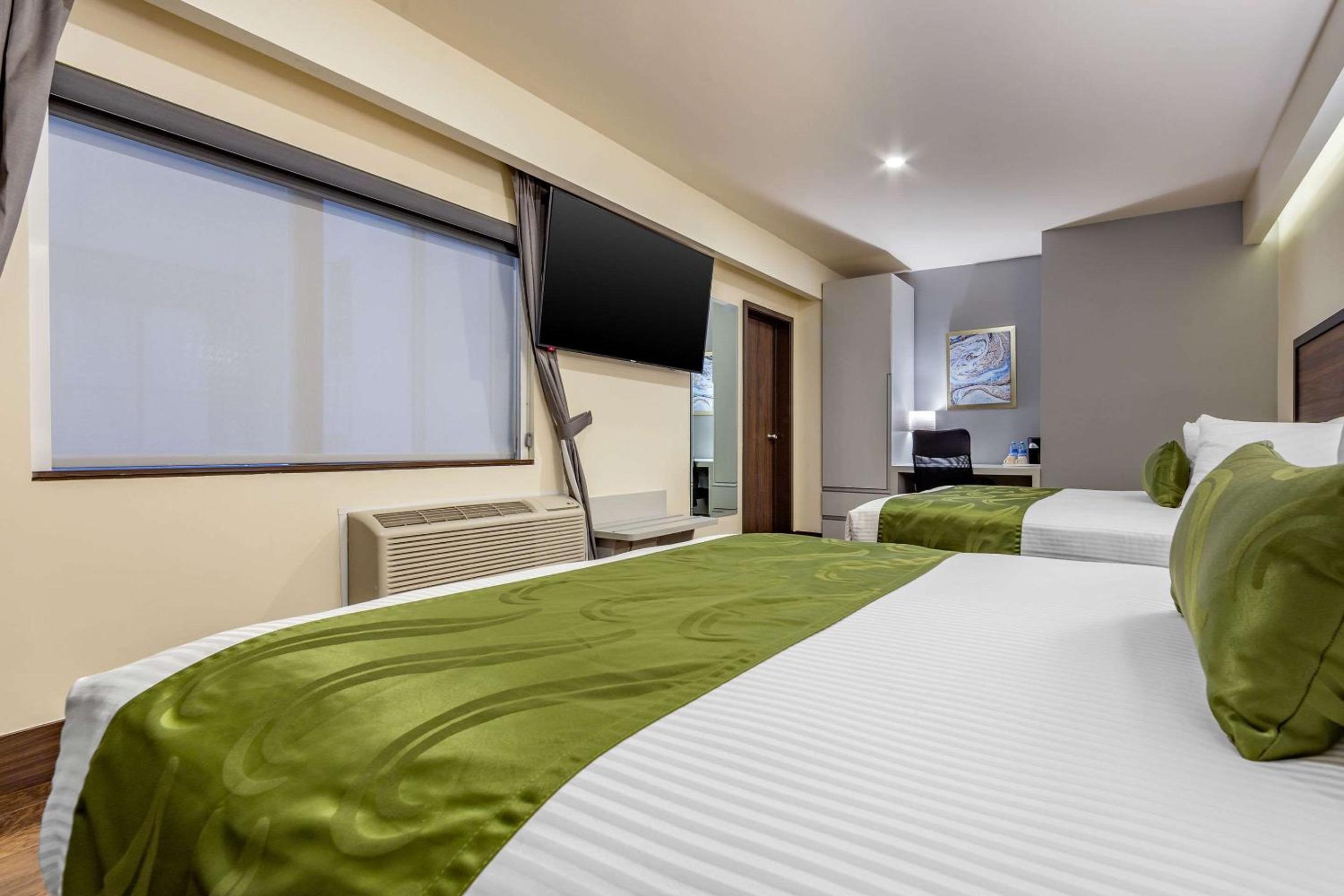 Queen Room with Two Queen Beds - Non-Smoking - Photo 3