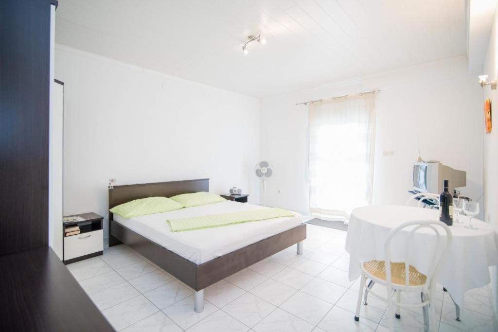 Studio Apartment with Terrace and Sea View - Photo 4