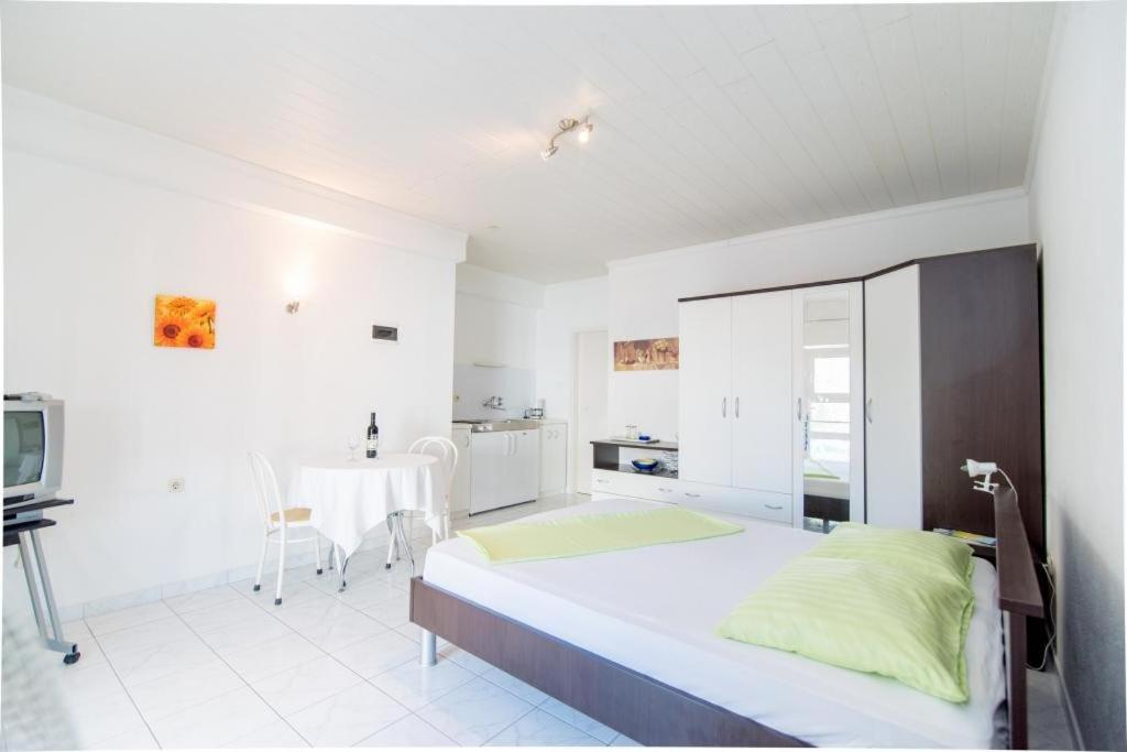 Studio Apartment with Terrace and Sea View - Photo 8