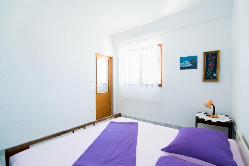 One-Bedroom Apartment with Terrace and Sea View - Photo 2