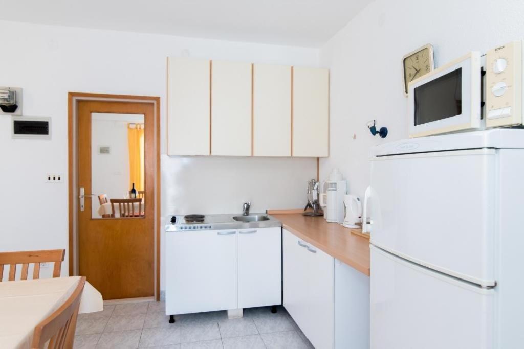 One-Bedroom Apartment with Terrace and Sea View - Photo 3