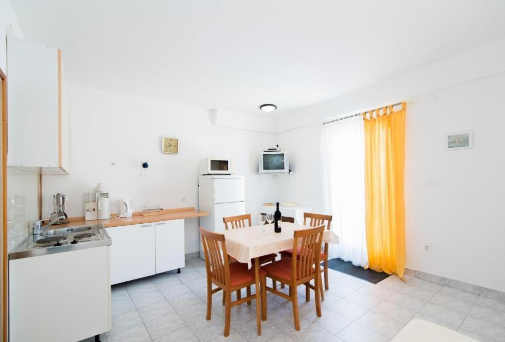 One-Bedroom Apartment with Terrace and Sea View - Photo 5