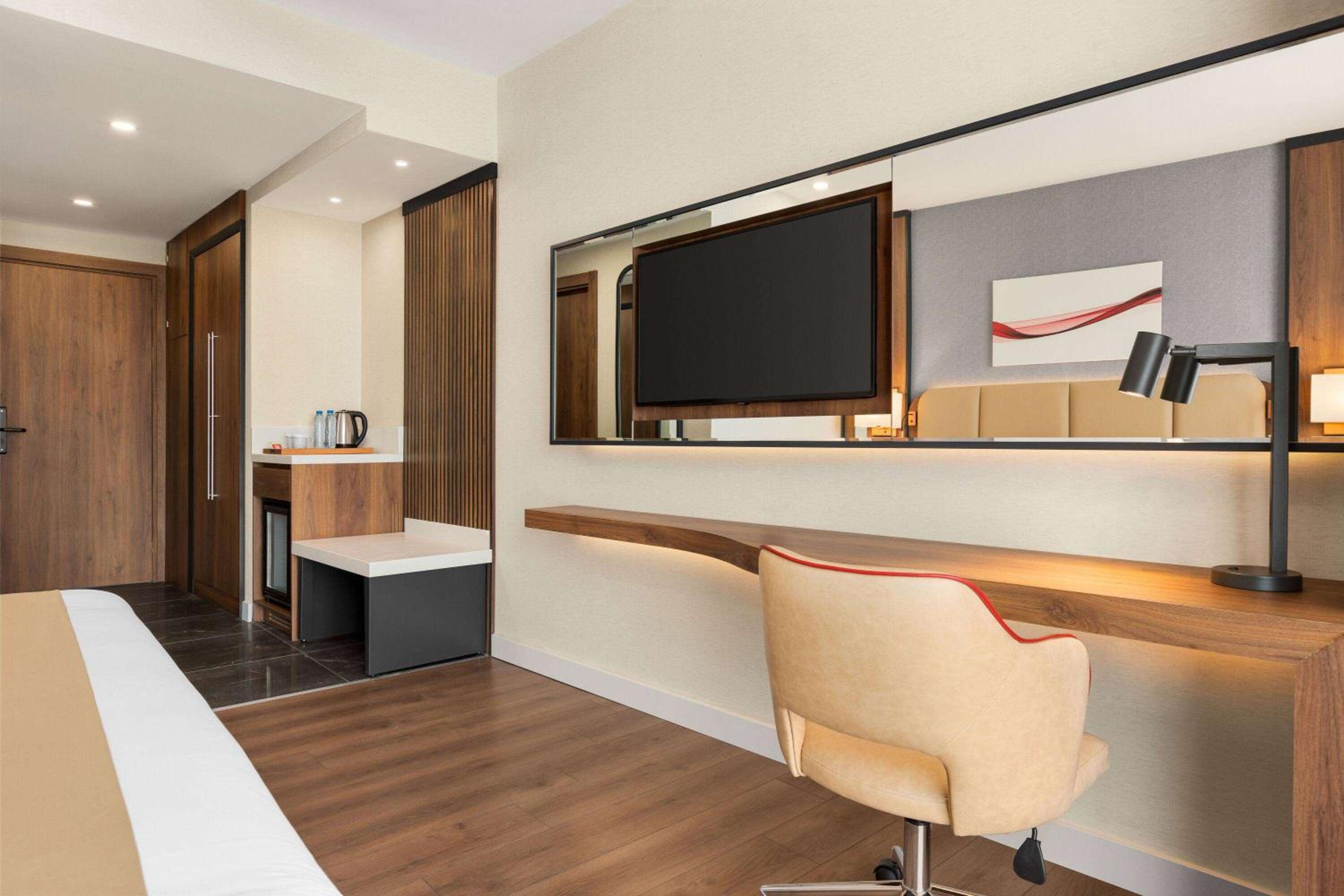 Deluxe King Room - Non-Smoking - Photo 2