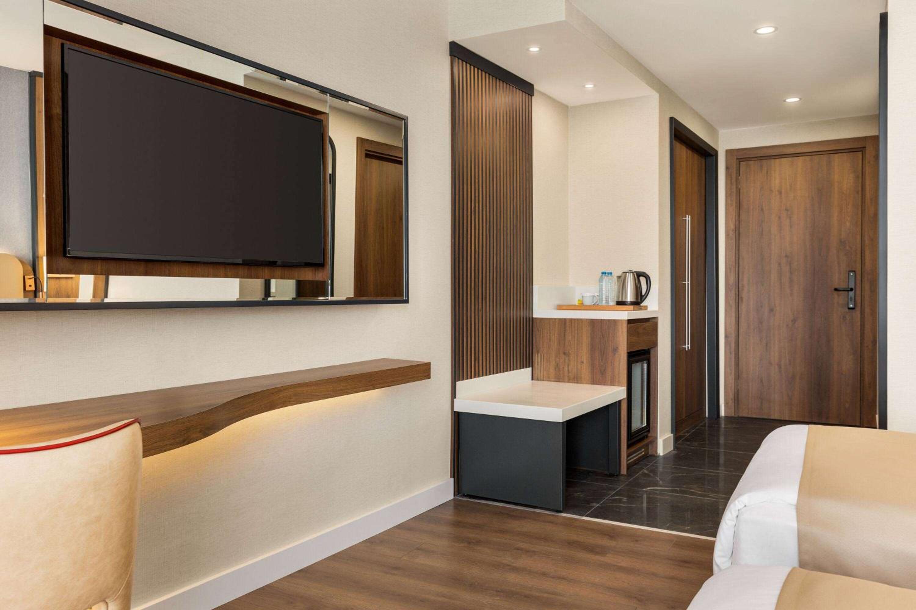 Deluxe King Room - Non-Smoking - Photo 1