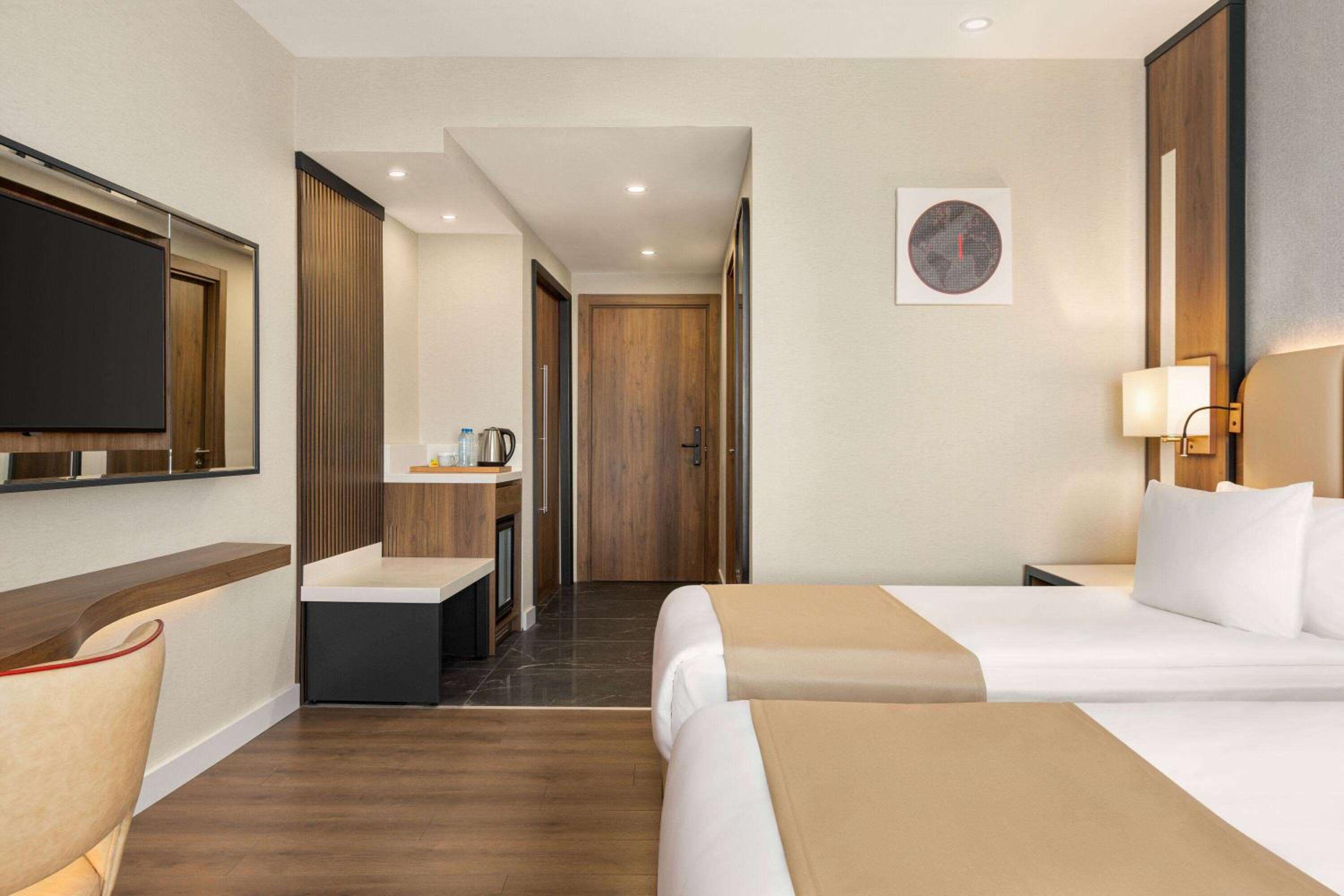 Deluxe King Room - Non-Smoking - Photo 6