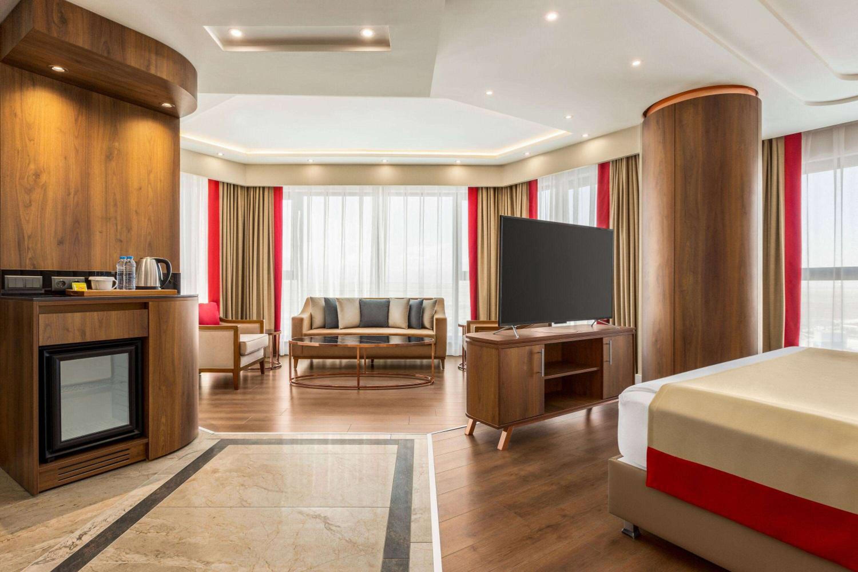 Deluxe King Suite - Non-Smoking - Photo 1