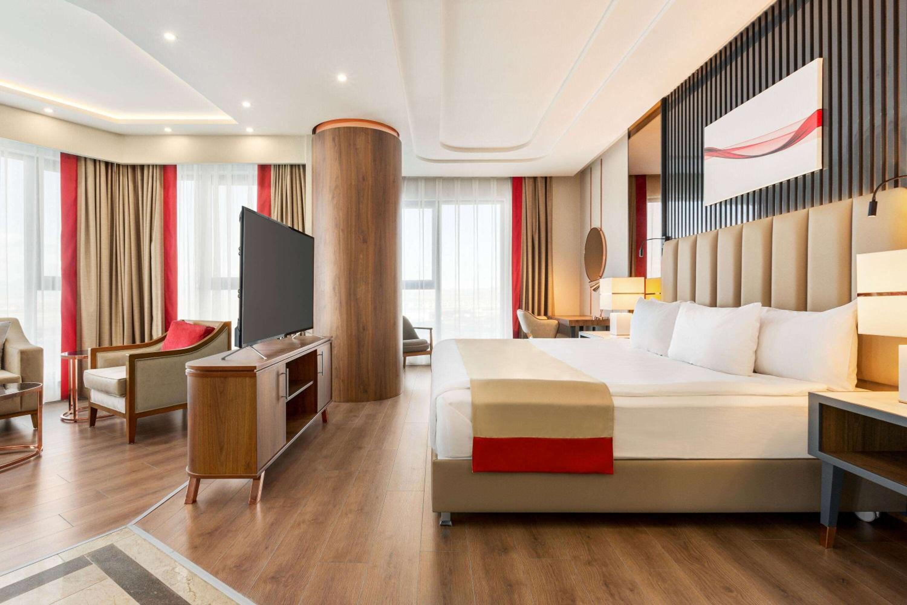 Deluxe King Suite - Non-Smoking - Photo 4